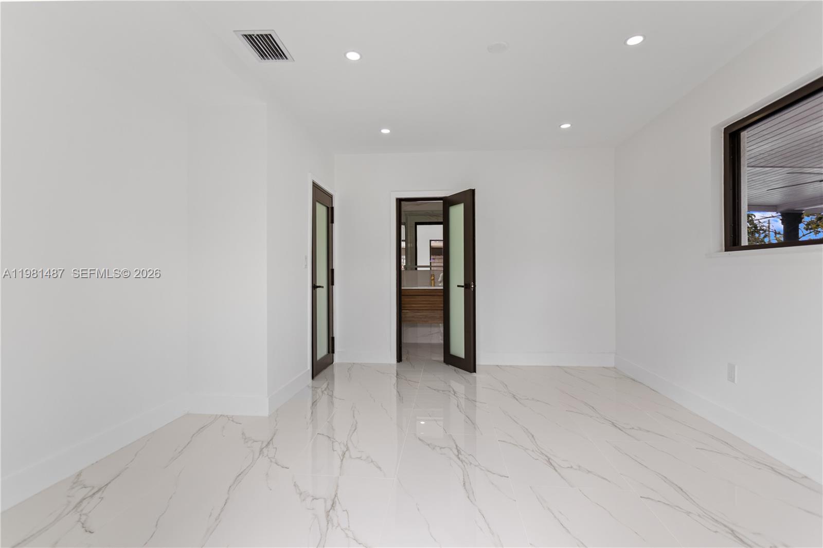 921 W 50th Pl Hialeah, FL 33012