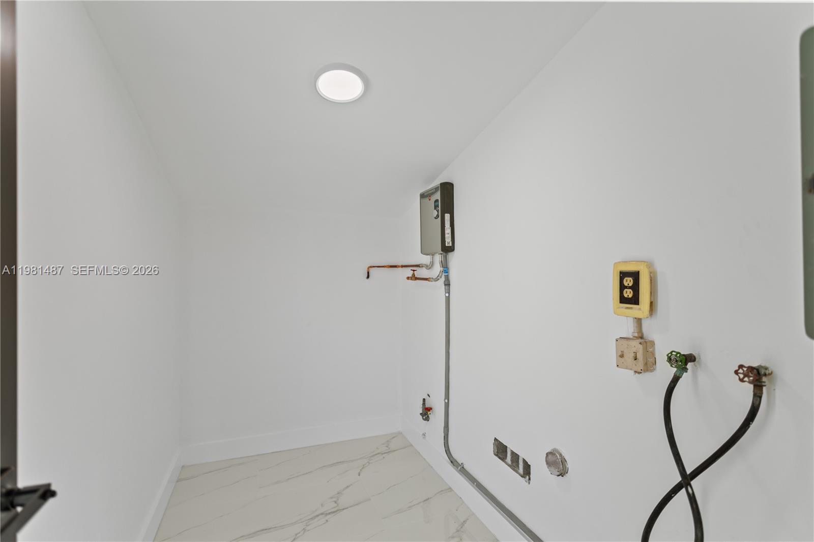 921 W 50th Pl Hialeah, FL 33012