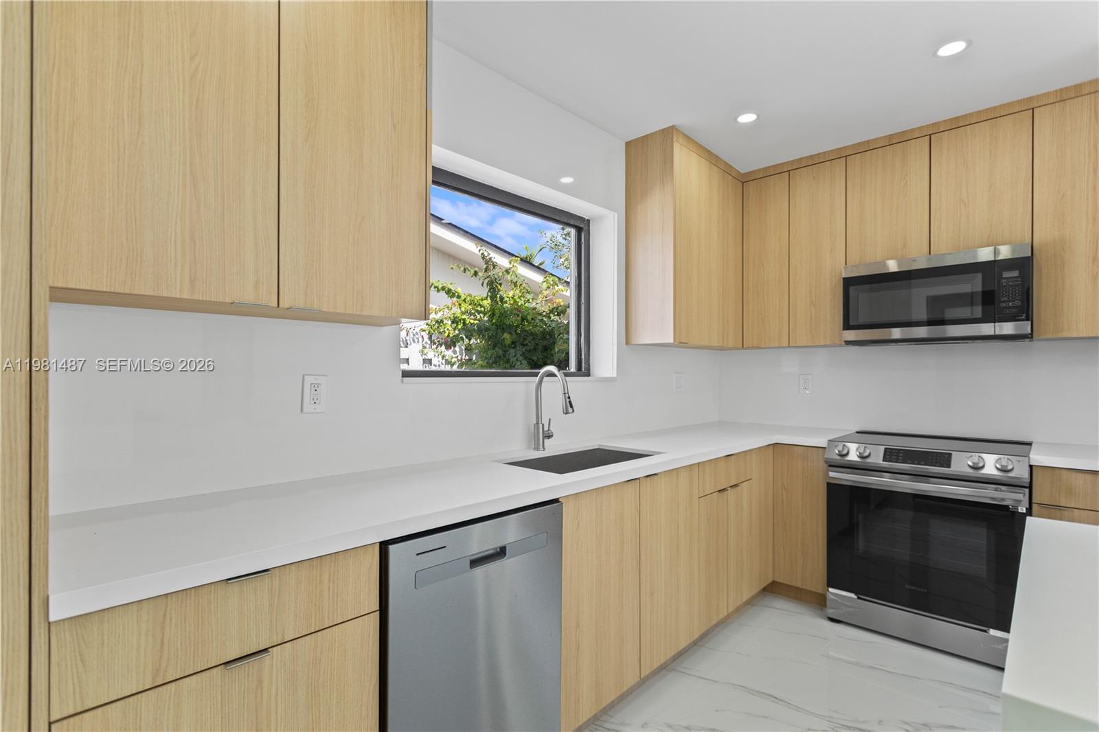 921 W 50th Pl Hialeah, FL 33012