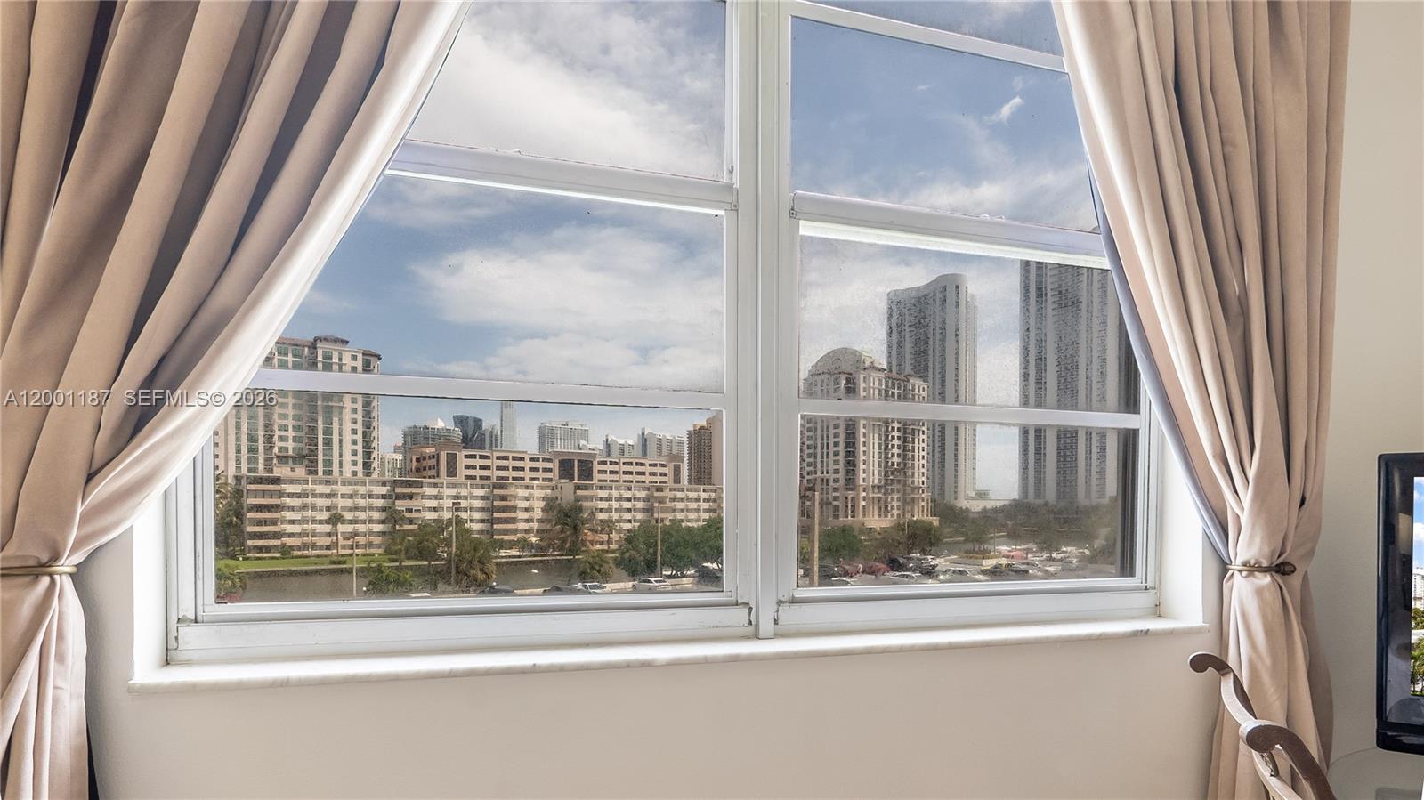 image Arlen House Condo18