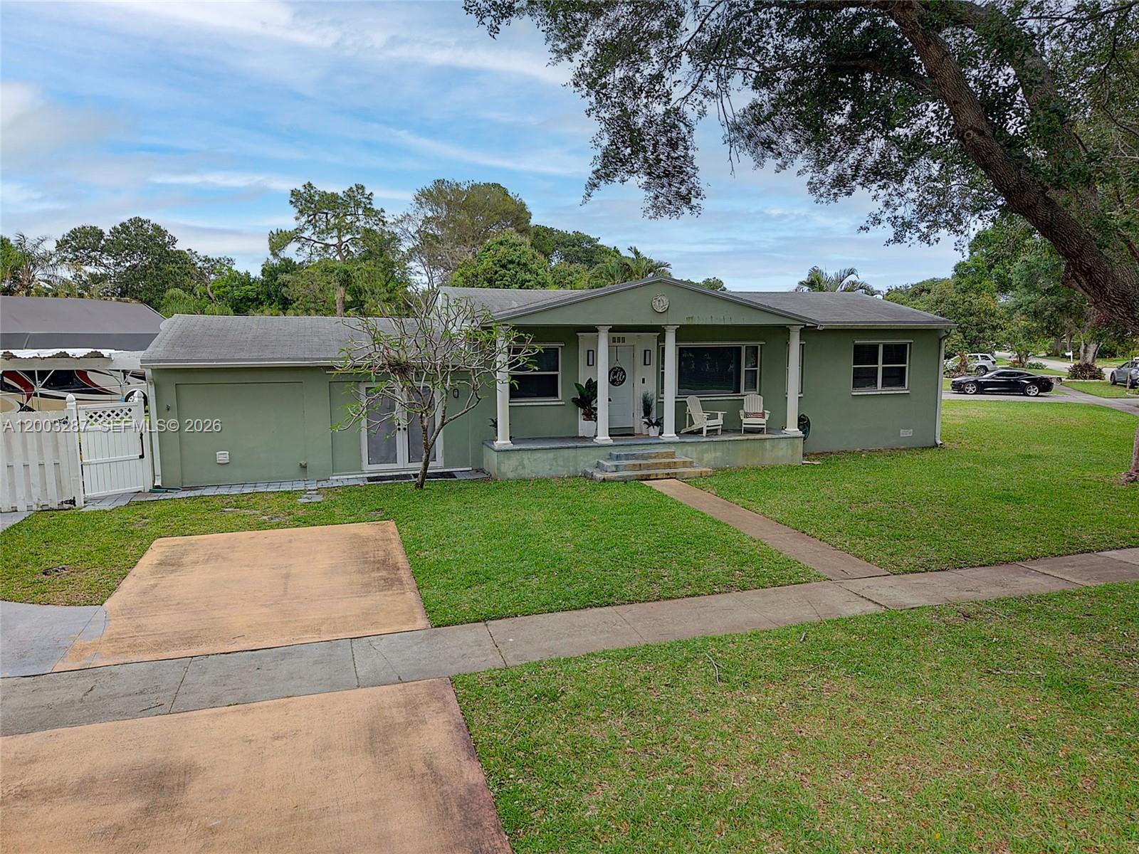 899 E Country Clb Cir