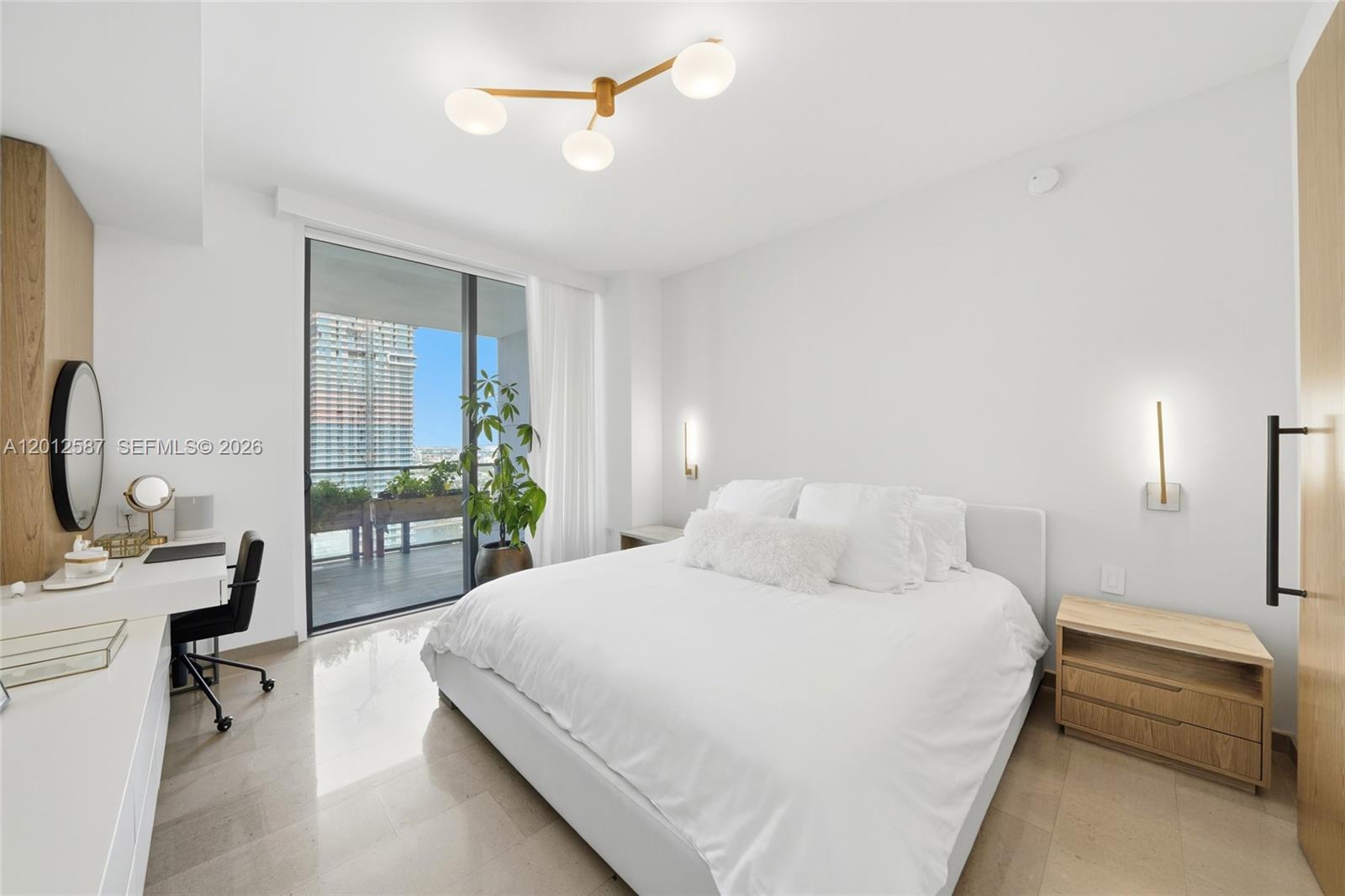 68 SE 6th St #1904 Miami, FL 33131