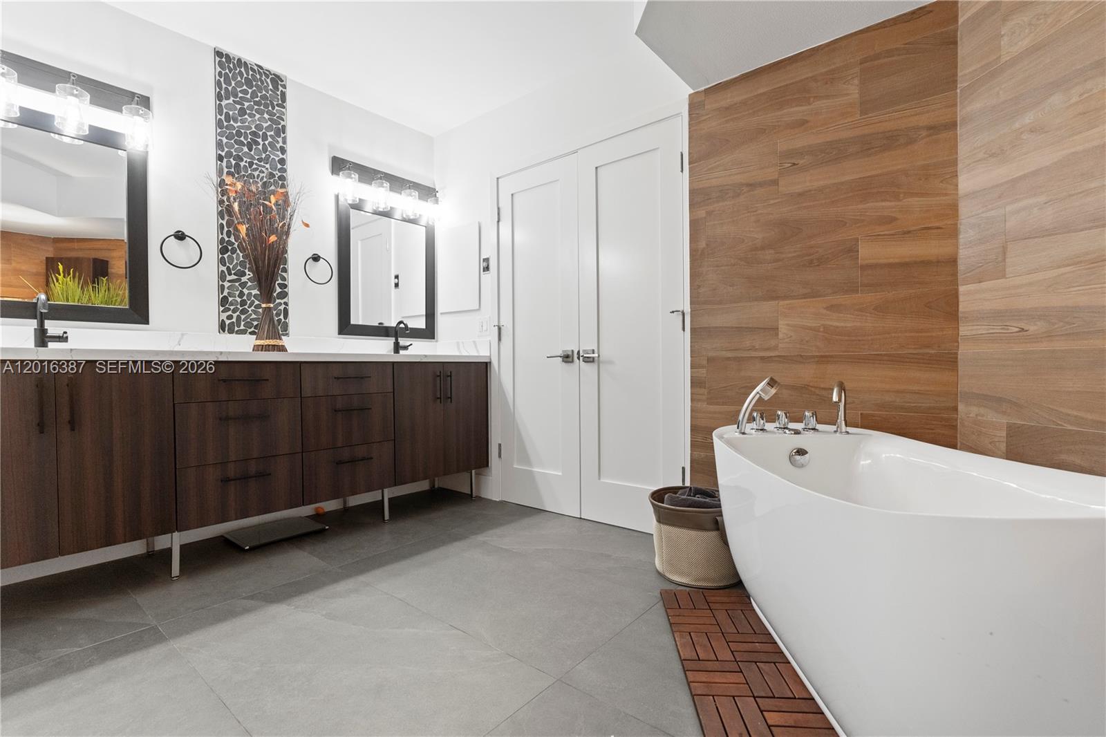 3600 Mystic Pointe Dr #306 Aventura, FL 33180