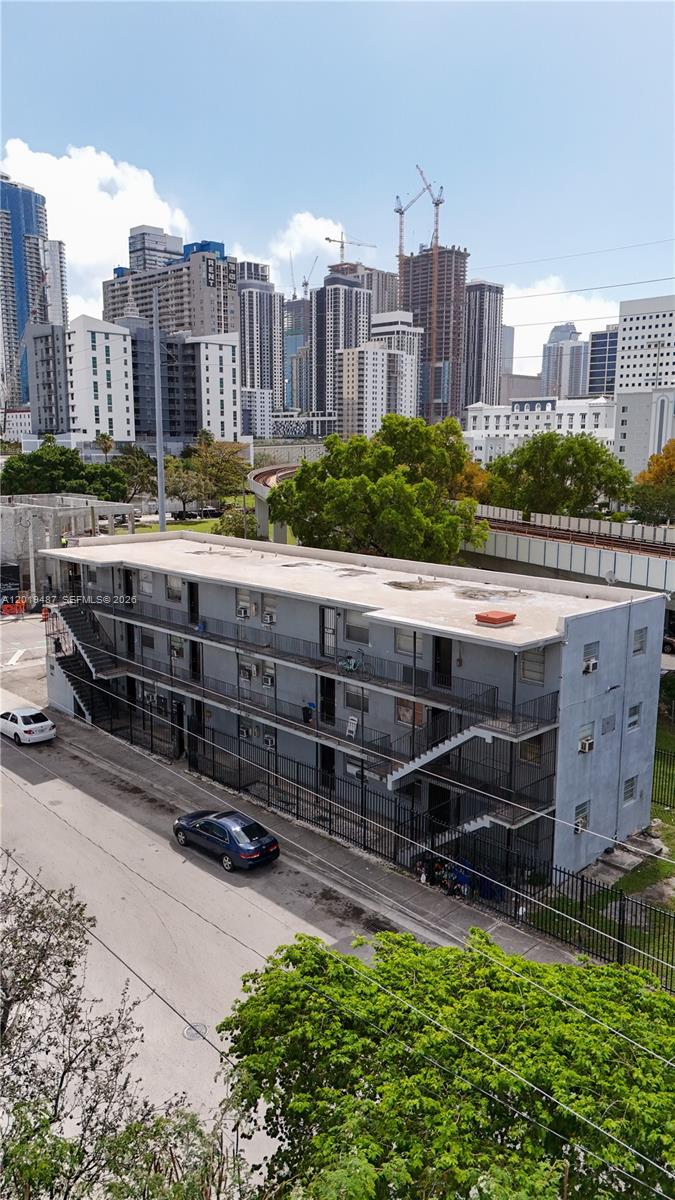 220 NW 11th Ter Miami, FL 33136