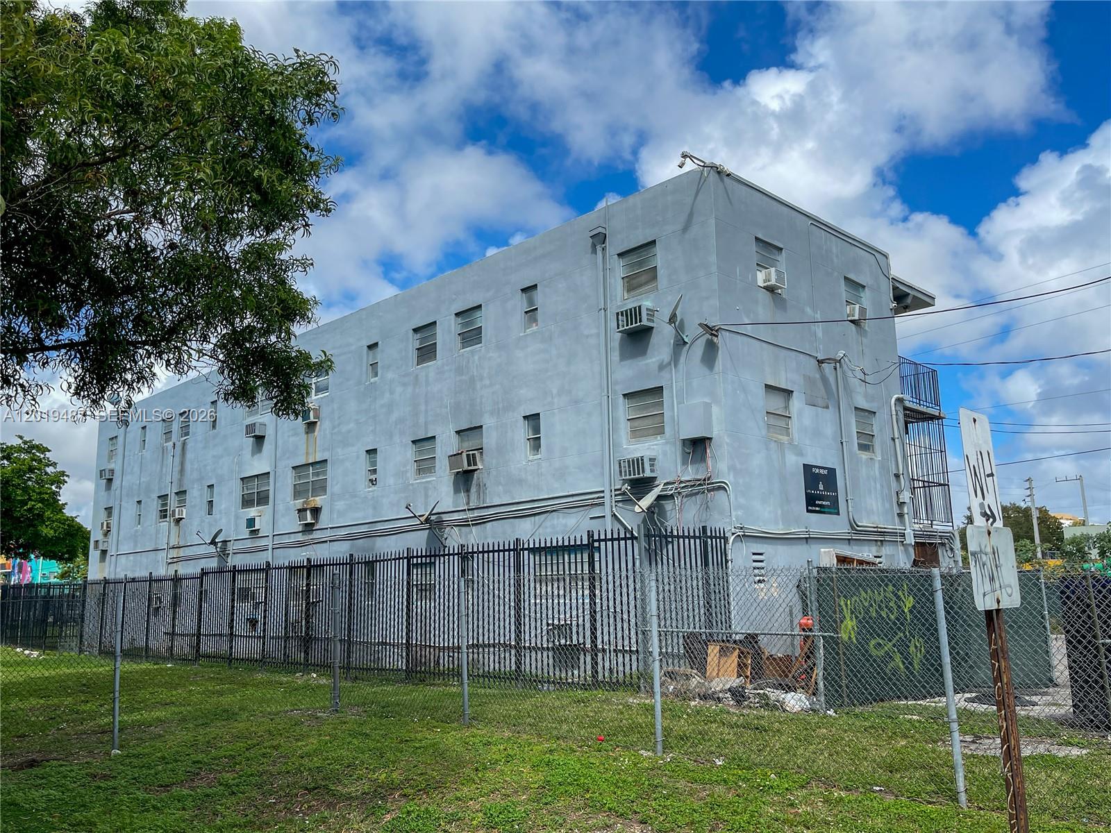 220 NW 11th Ter Miami, FL 33136