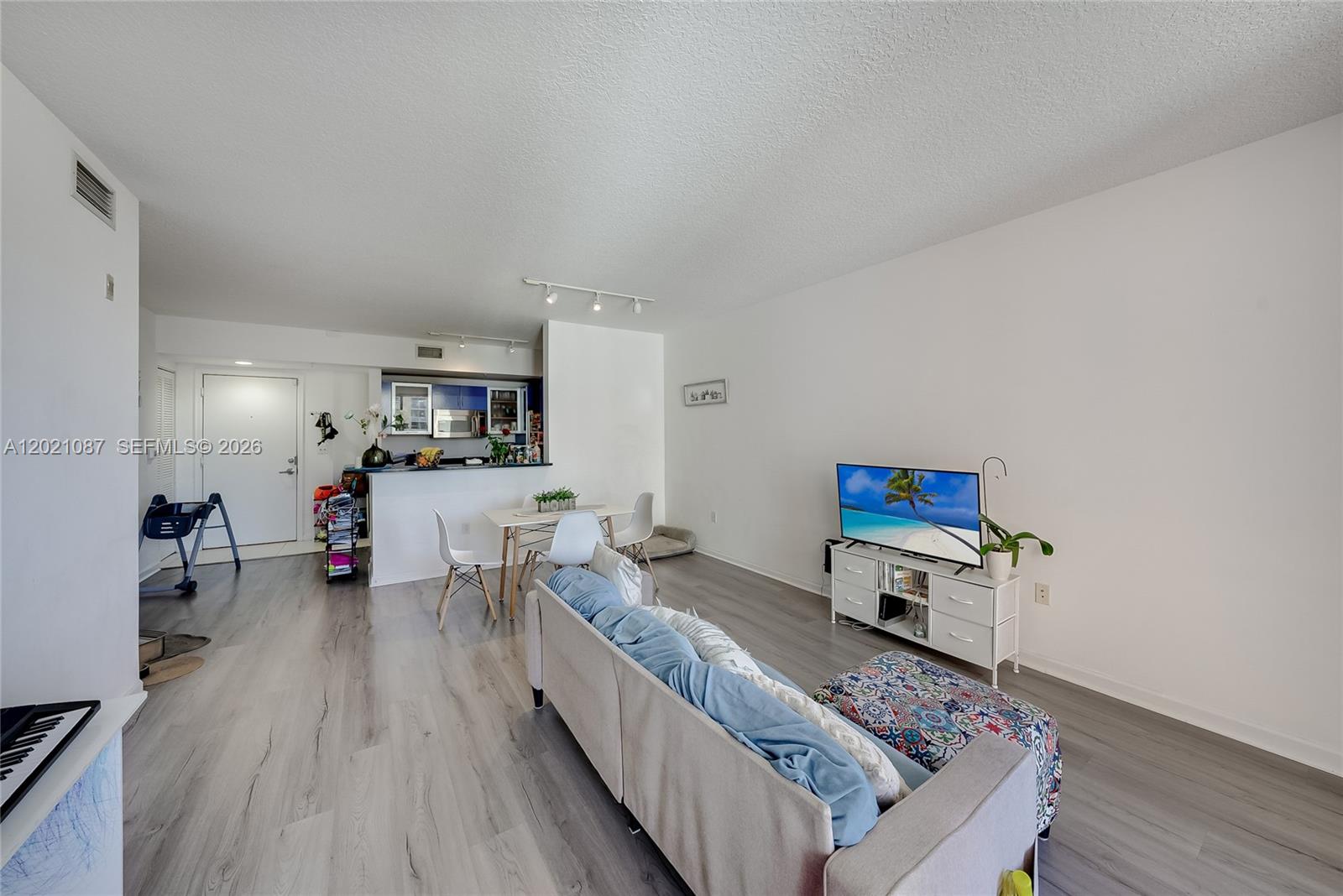 image The Venture at Aventura9