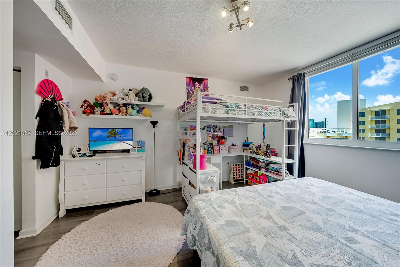 image The Venture at Aventura16