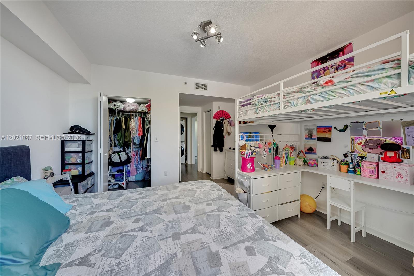 image The Venture at Aventura17