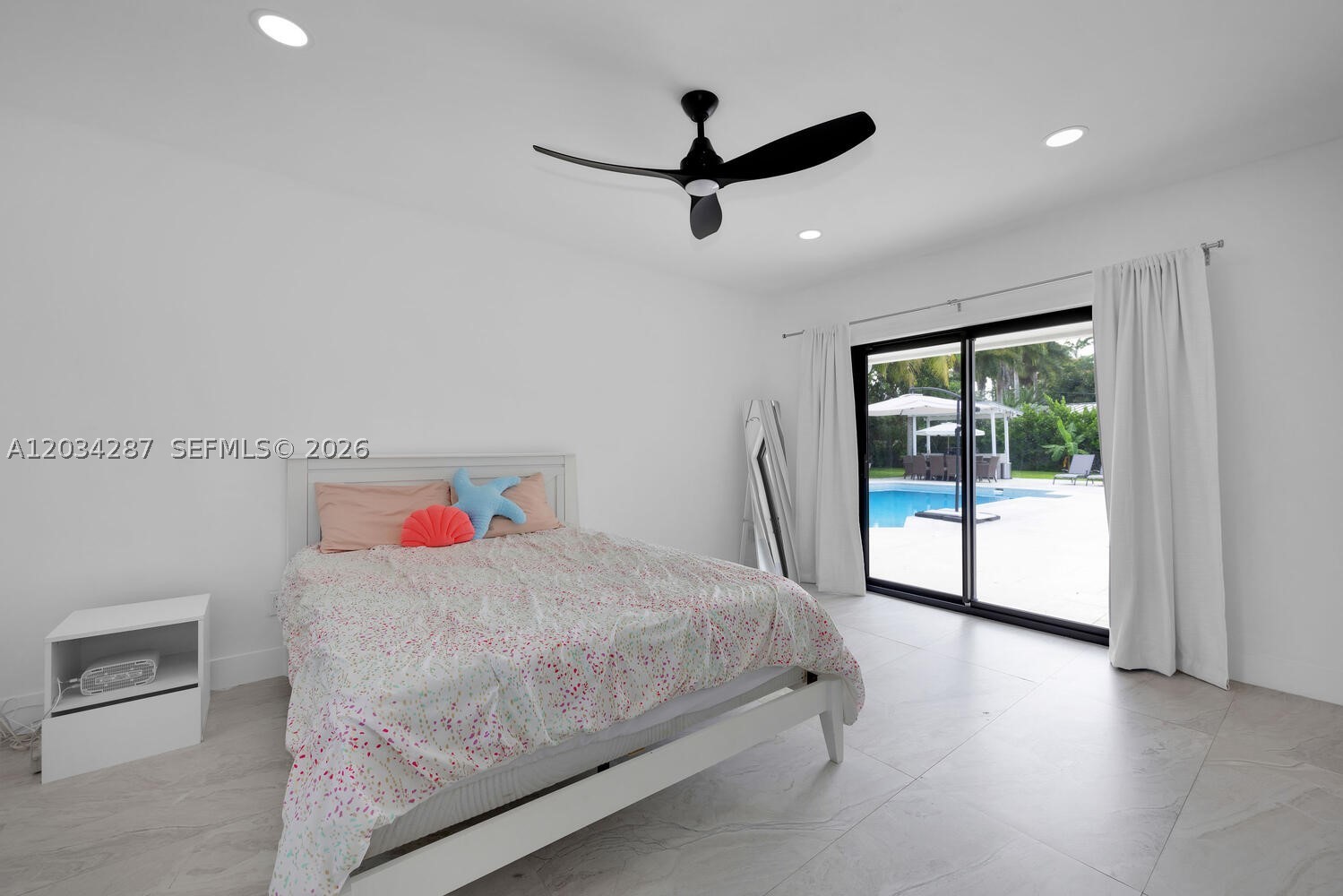 6860 SW 99th Ter Pinecrest, FL 33156