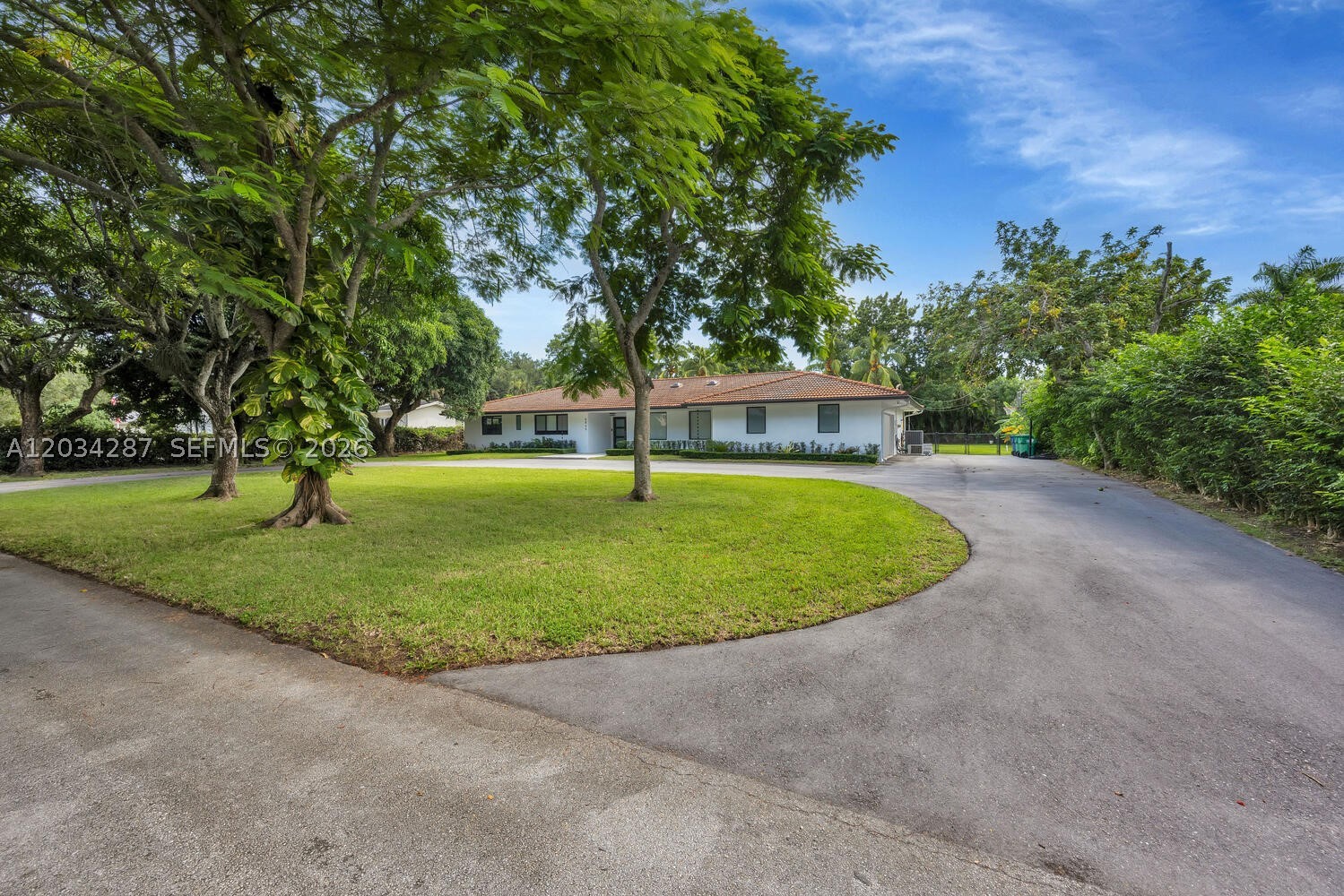 6860 SW 99th Ter Pinecrest, FL 33156