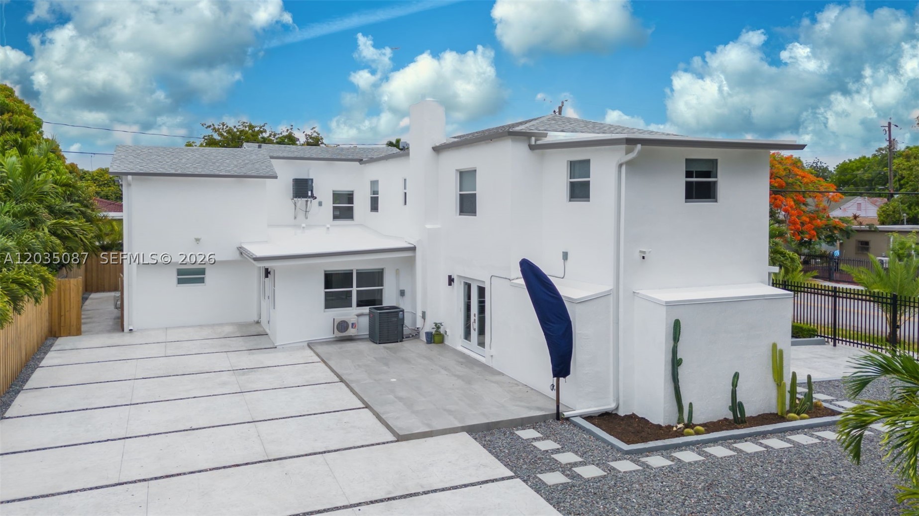 590 SW 23rd Ave