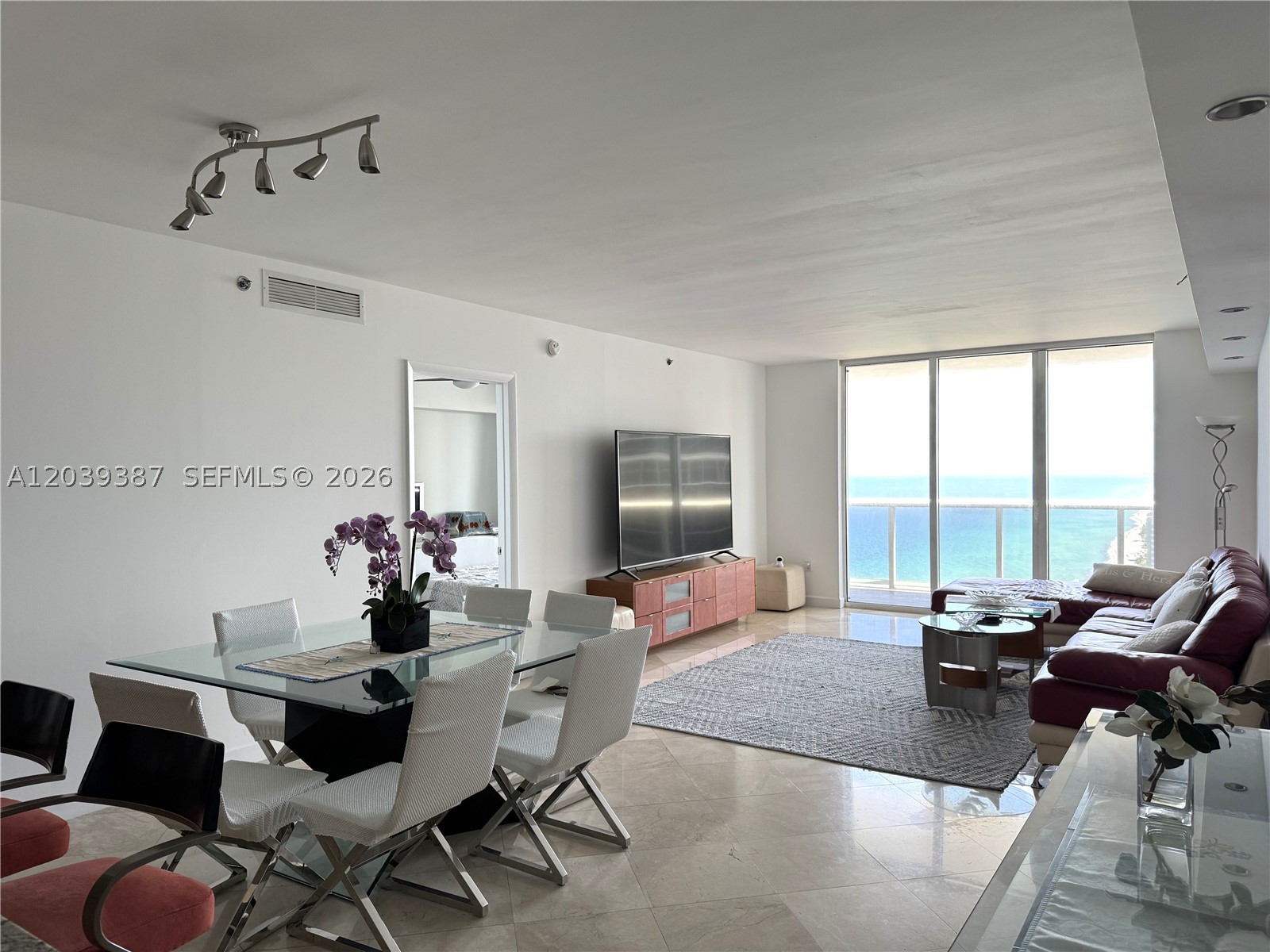 image Beach Club 24