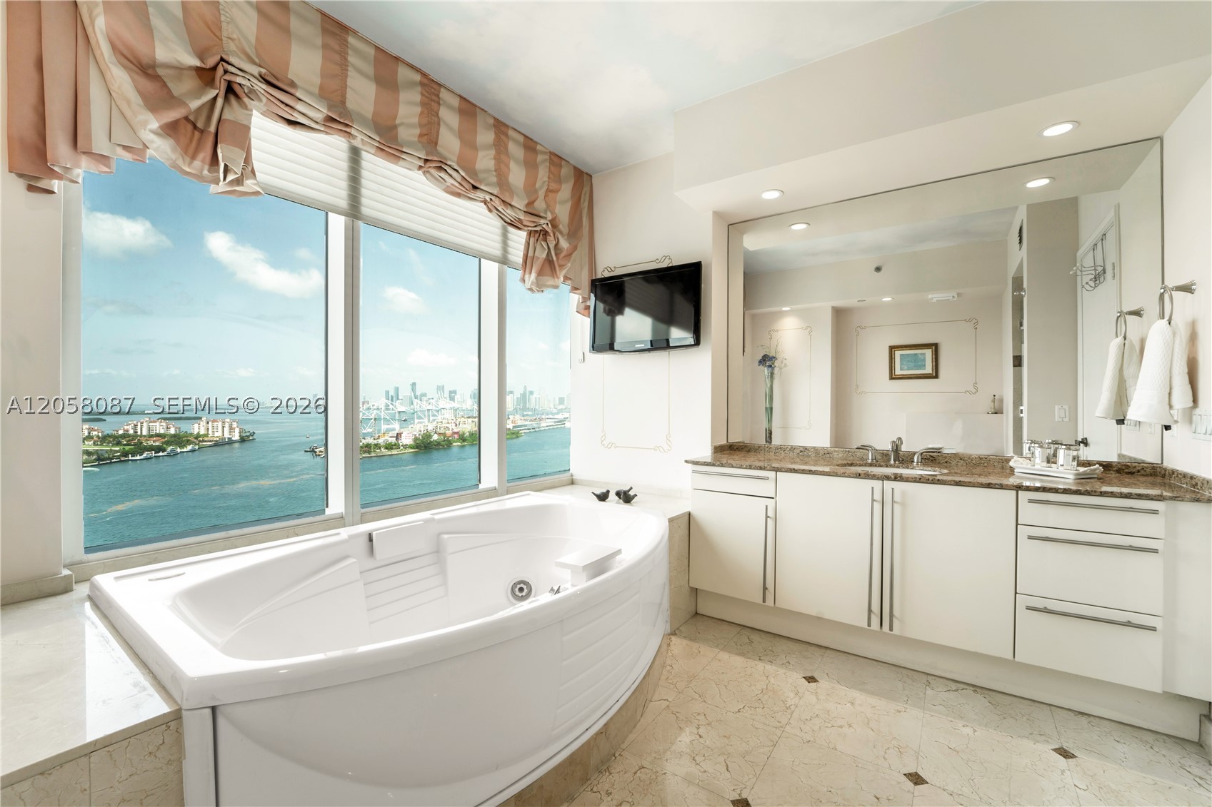 1000 S Pointe Dr #2501 Miami Beach, FL 33139