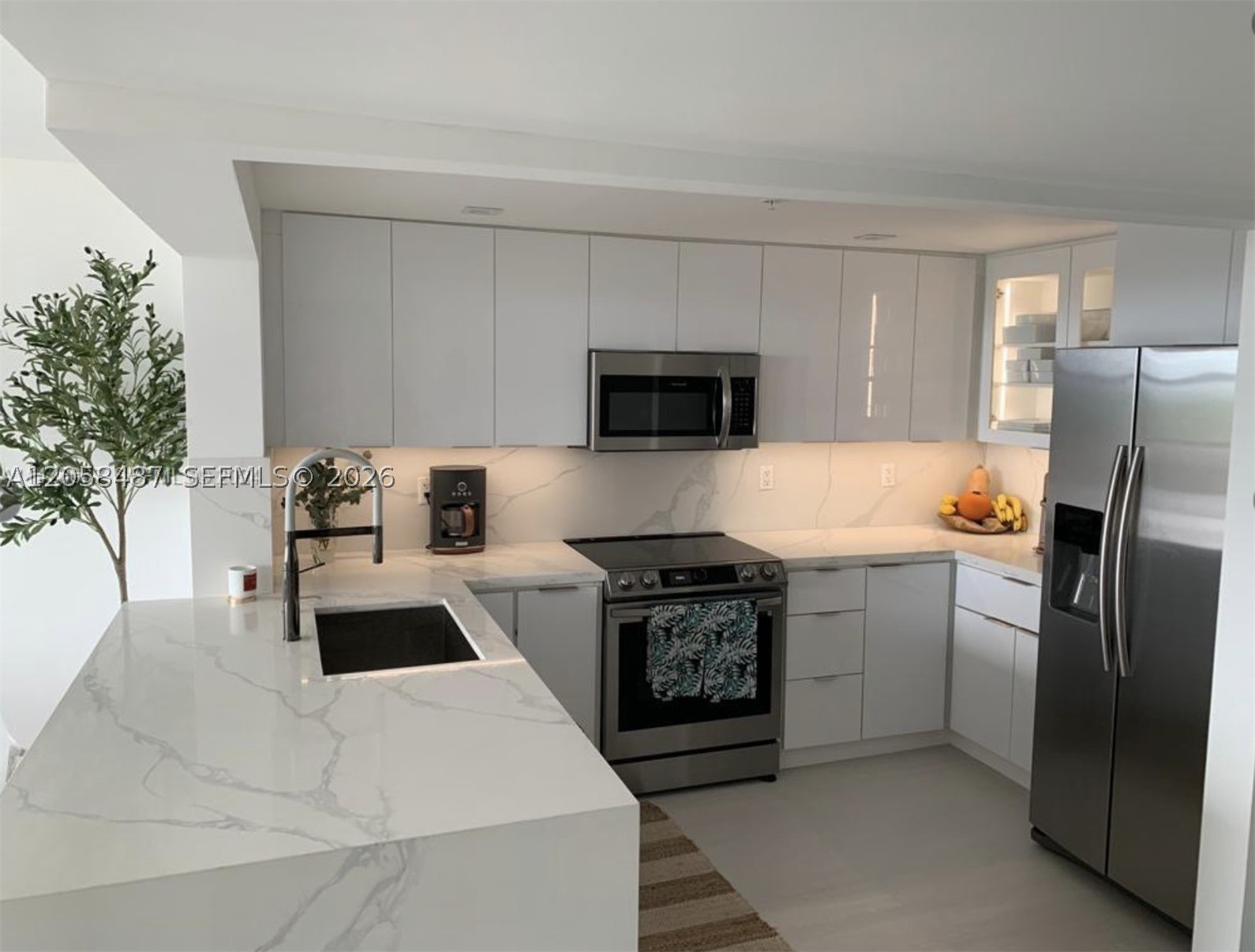2555 Collins Ave #1906