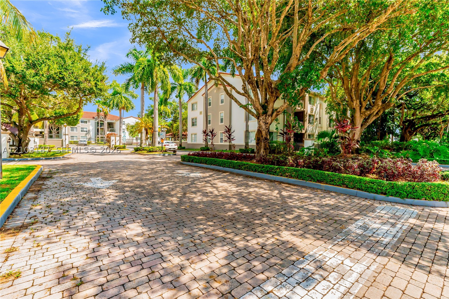 6841 SW 44th St #111 Miami, FL 33155