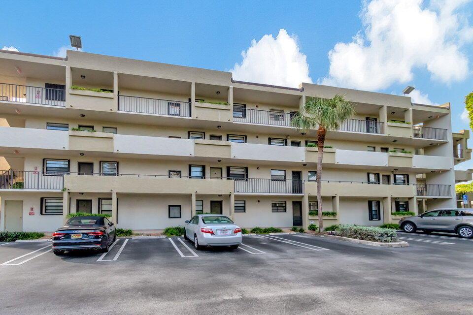 555 Banyan Tree Ln #302