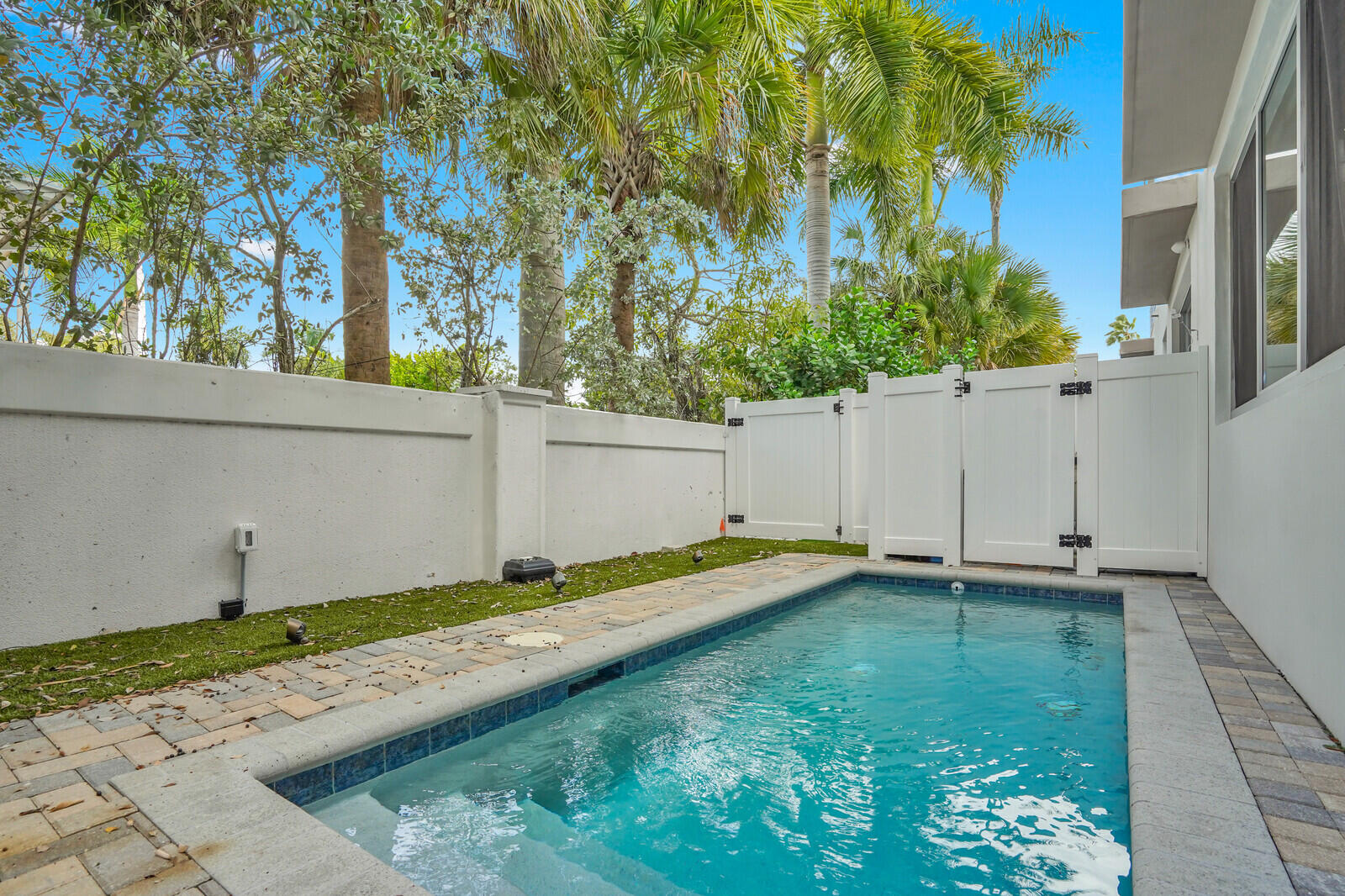 12 SE 10th Fort Lauderdale, FL 33301