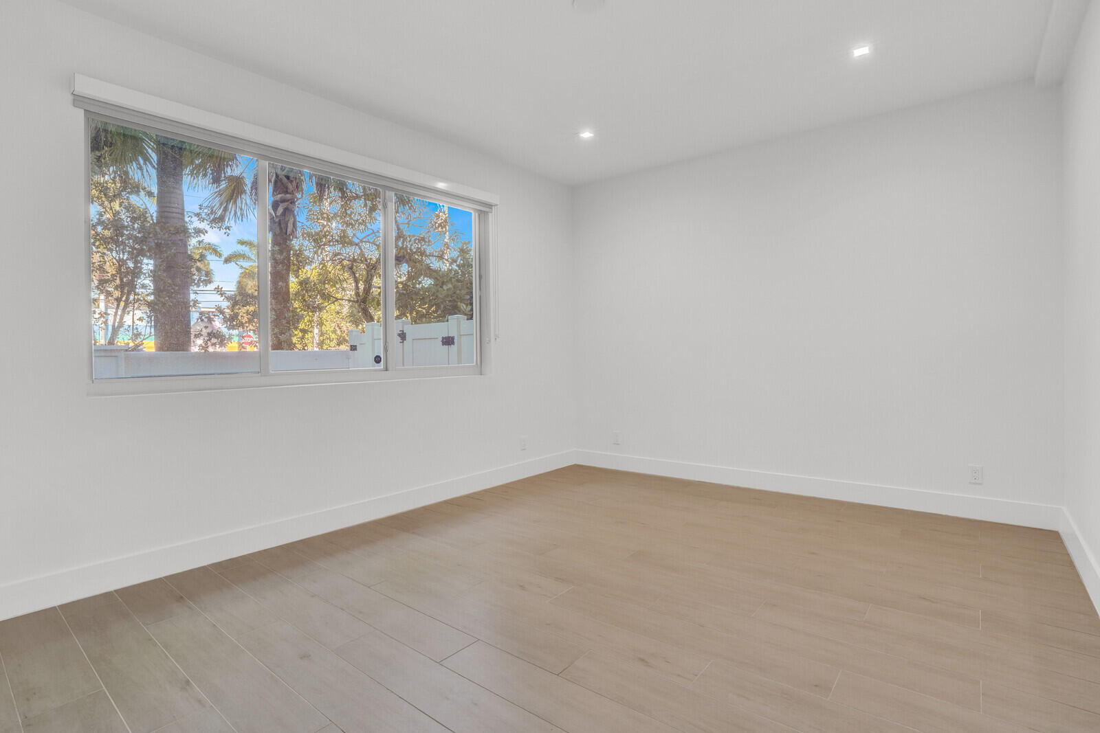 12 SE 10th Fort Lauderdale, FL 33301