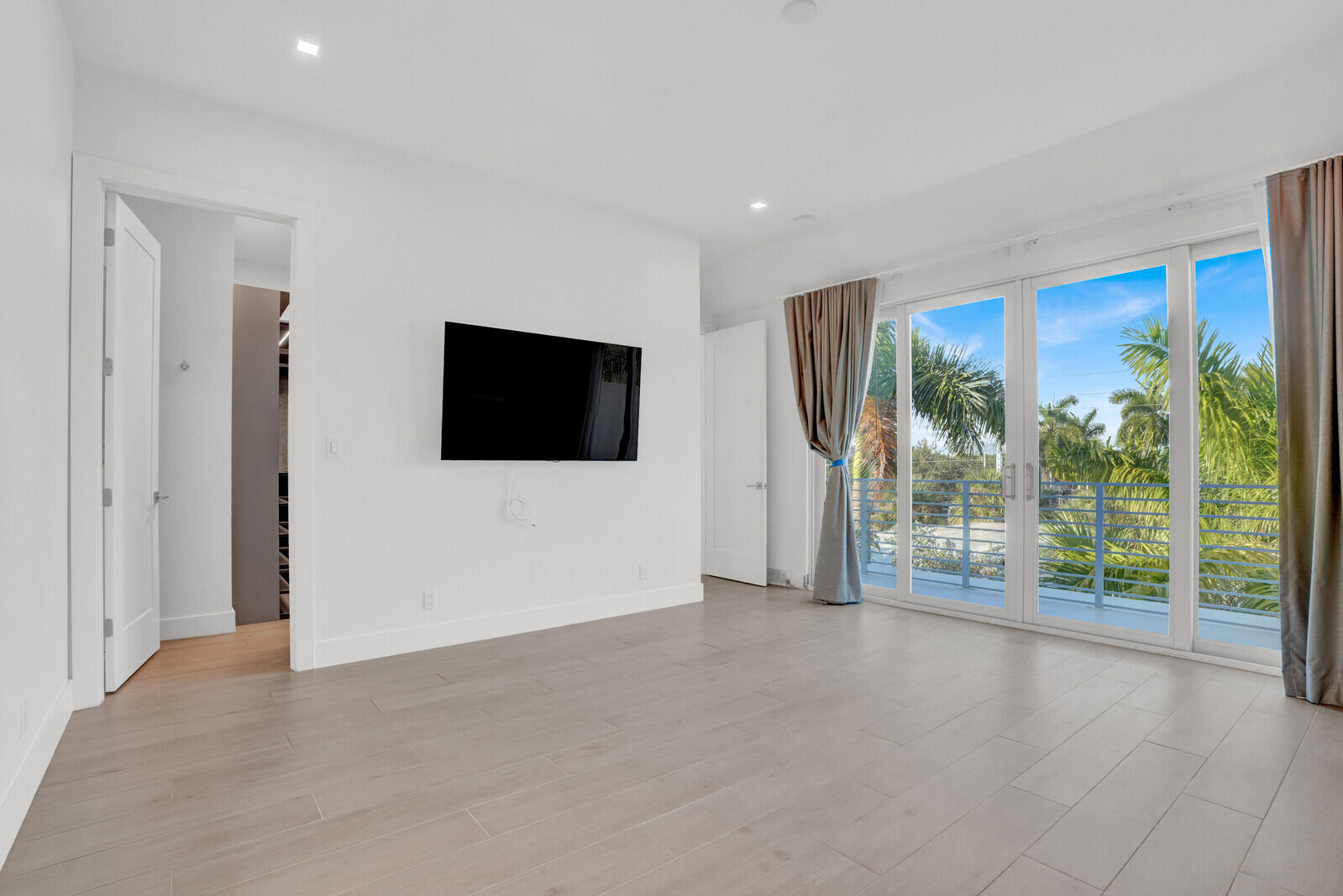 12 SE 10th Fort Lauderdale, FL 33301