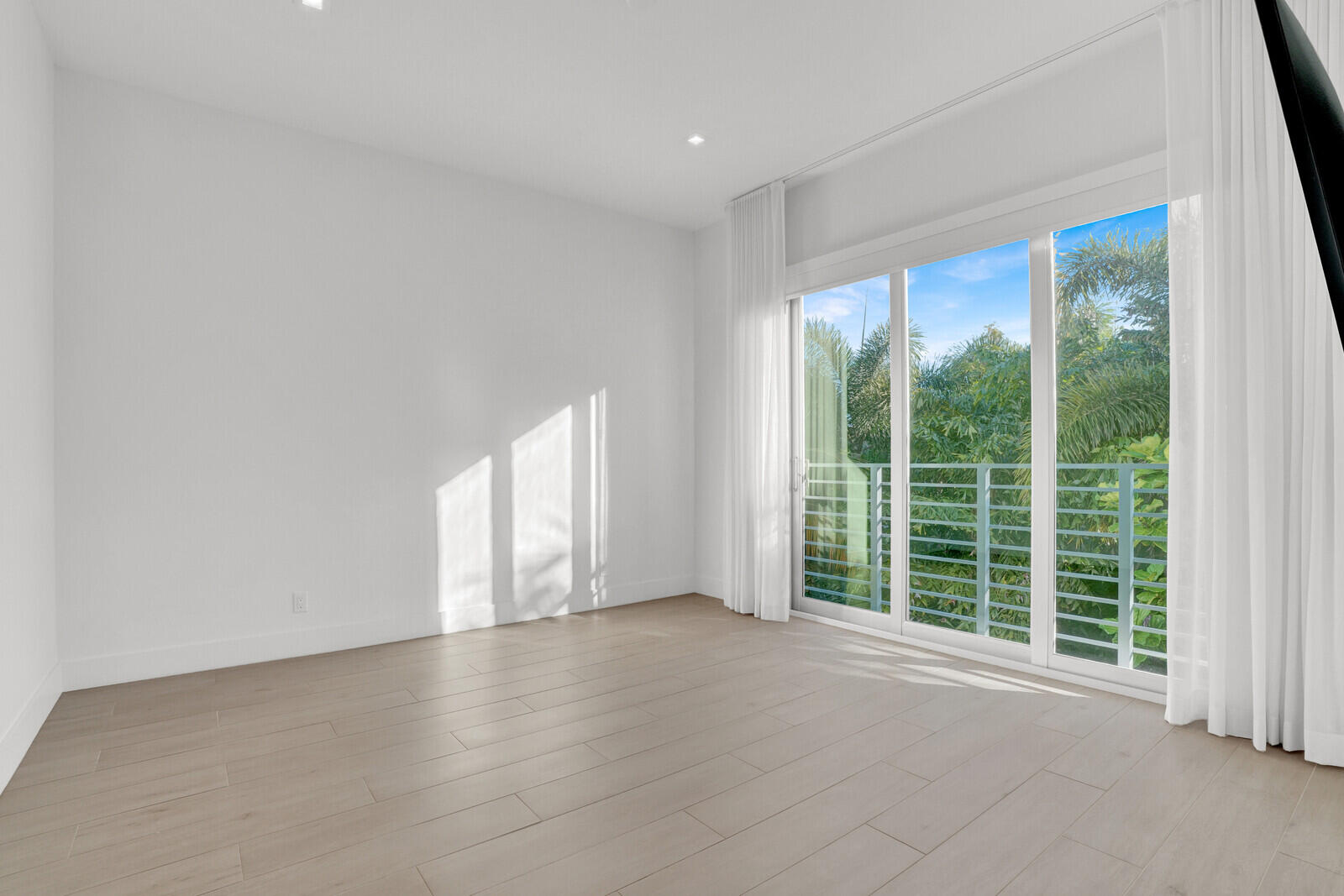 12 SE 10th Fort Lauderdale, FL 33301