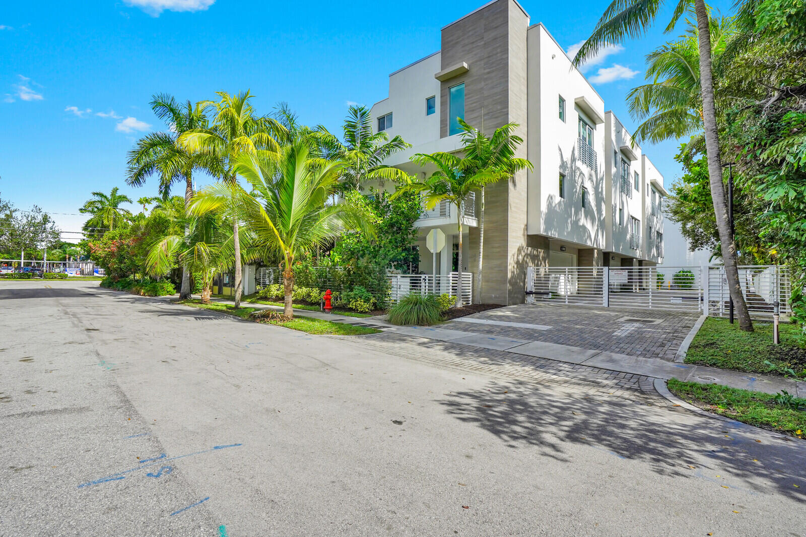 12 SE 10th Fort Lauderdale, FL 33301