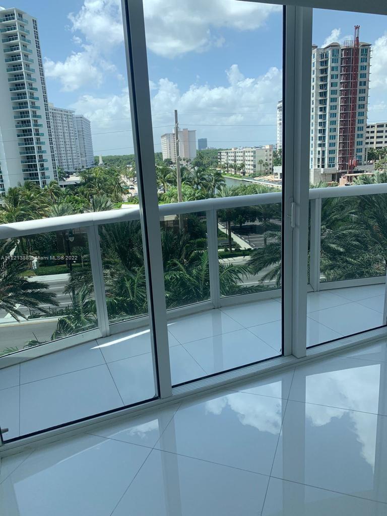 15811 Collins Ave #406