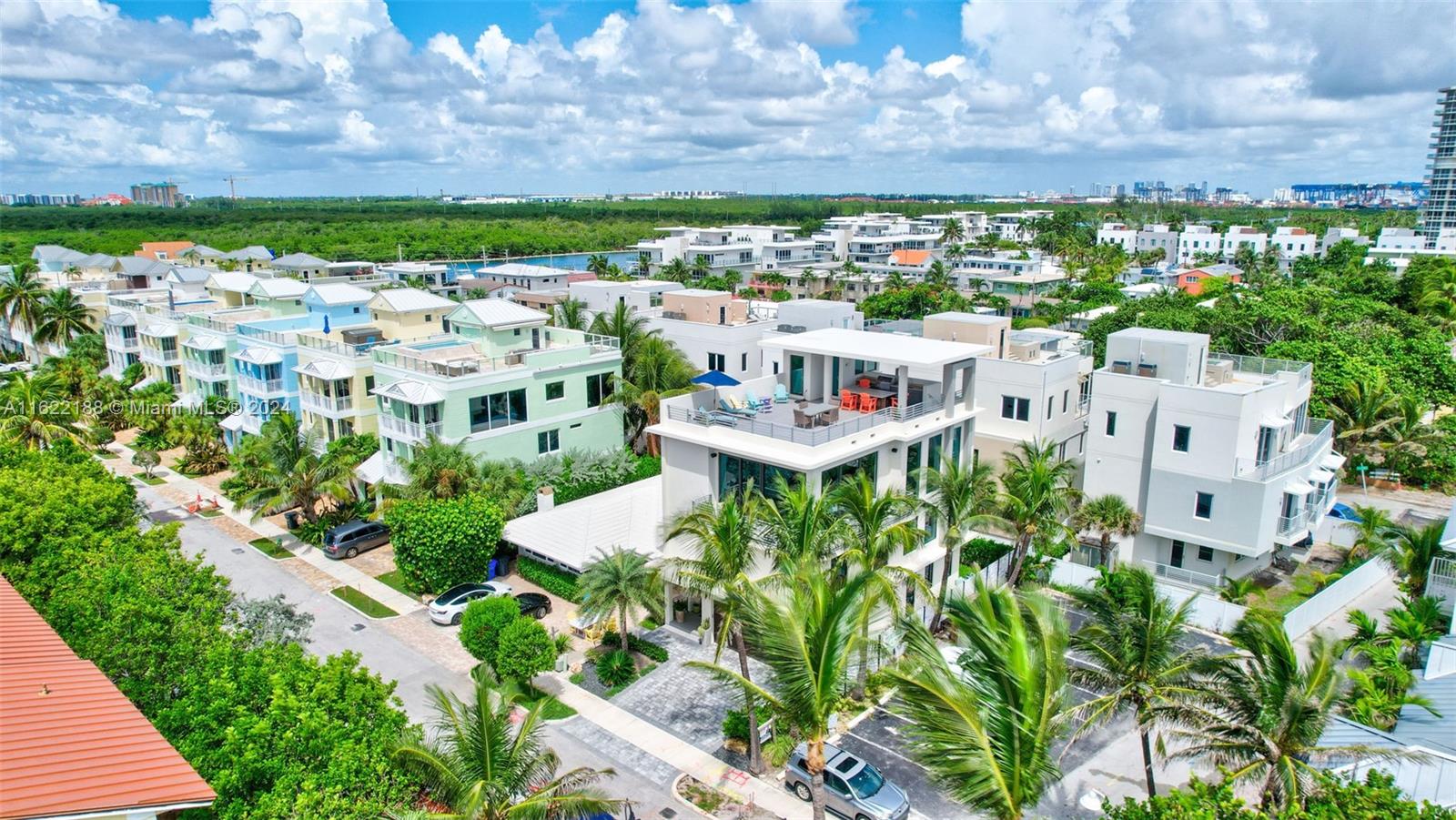 305 Oak St Hollywood, FL 33019