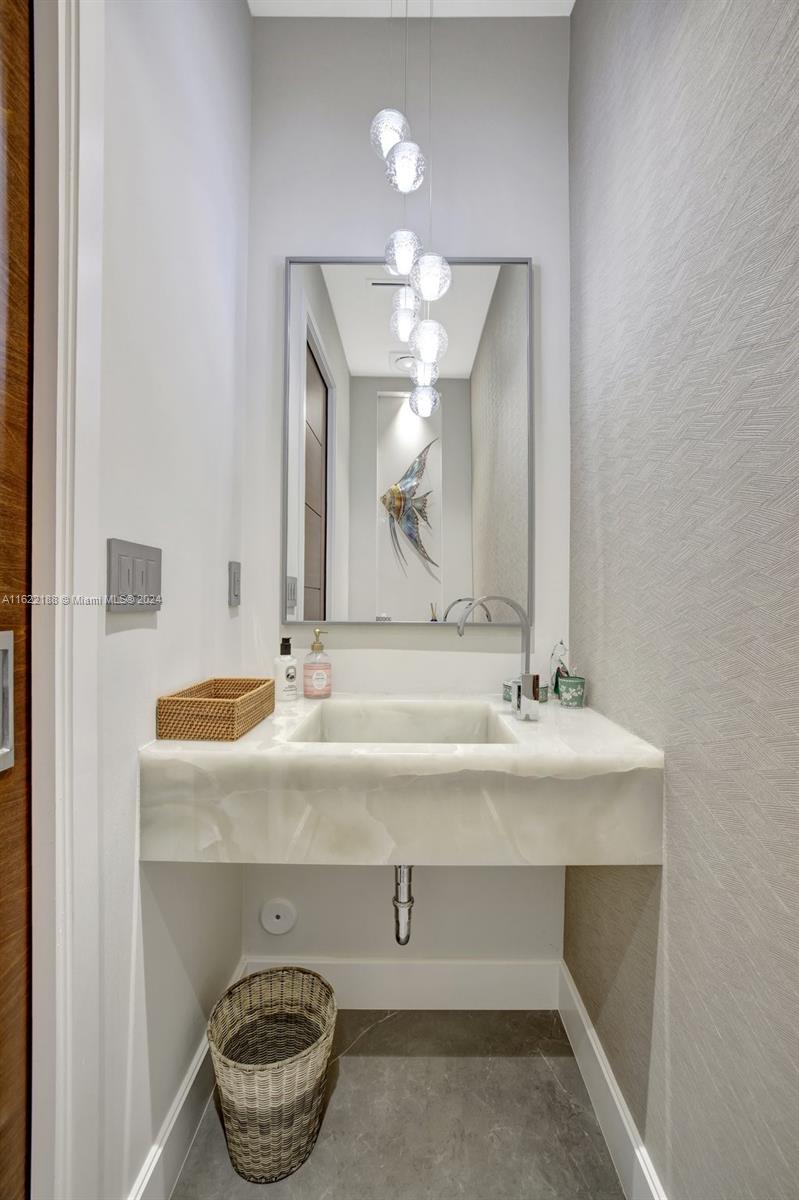 305 Oak St Hollywood, FL 33019