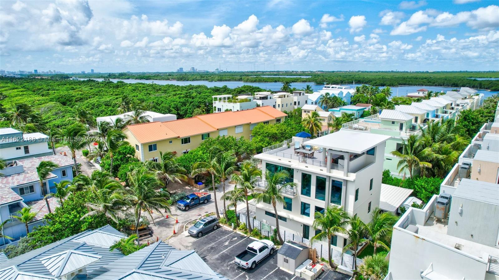 305 Oak St Hollywood, FL 33019