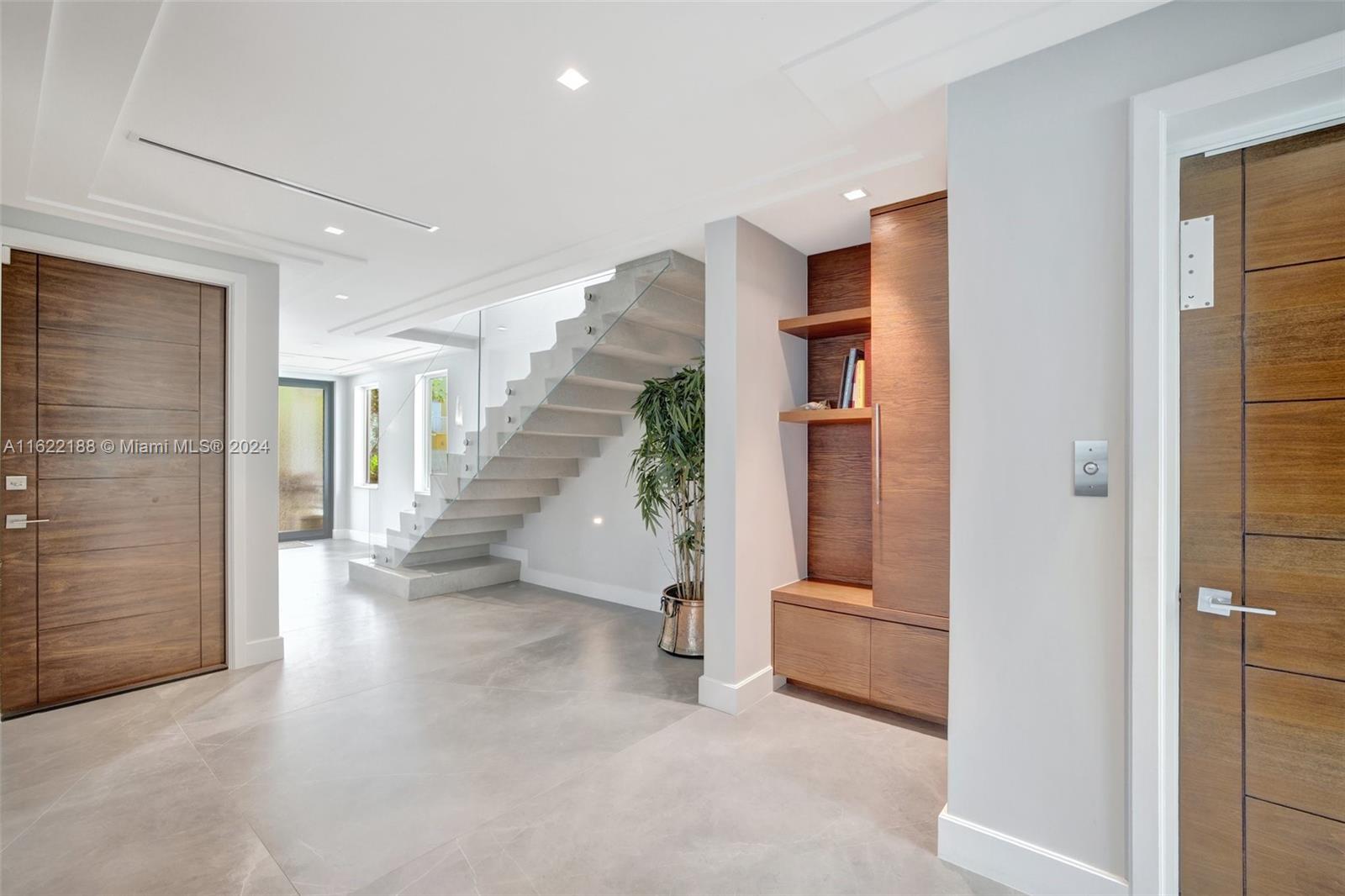 305 Oak St Hollywood, FL 33019