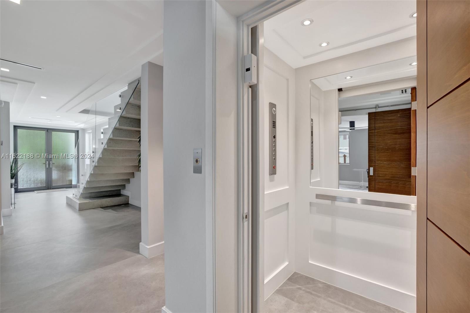 305 Oak St Hollywood, FL 33019