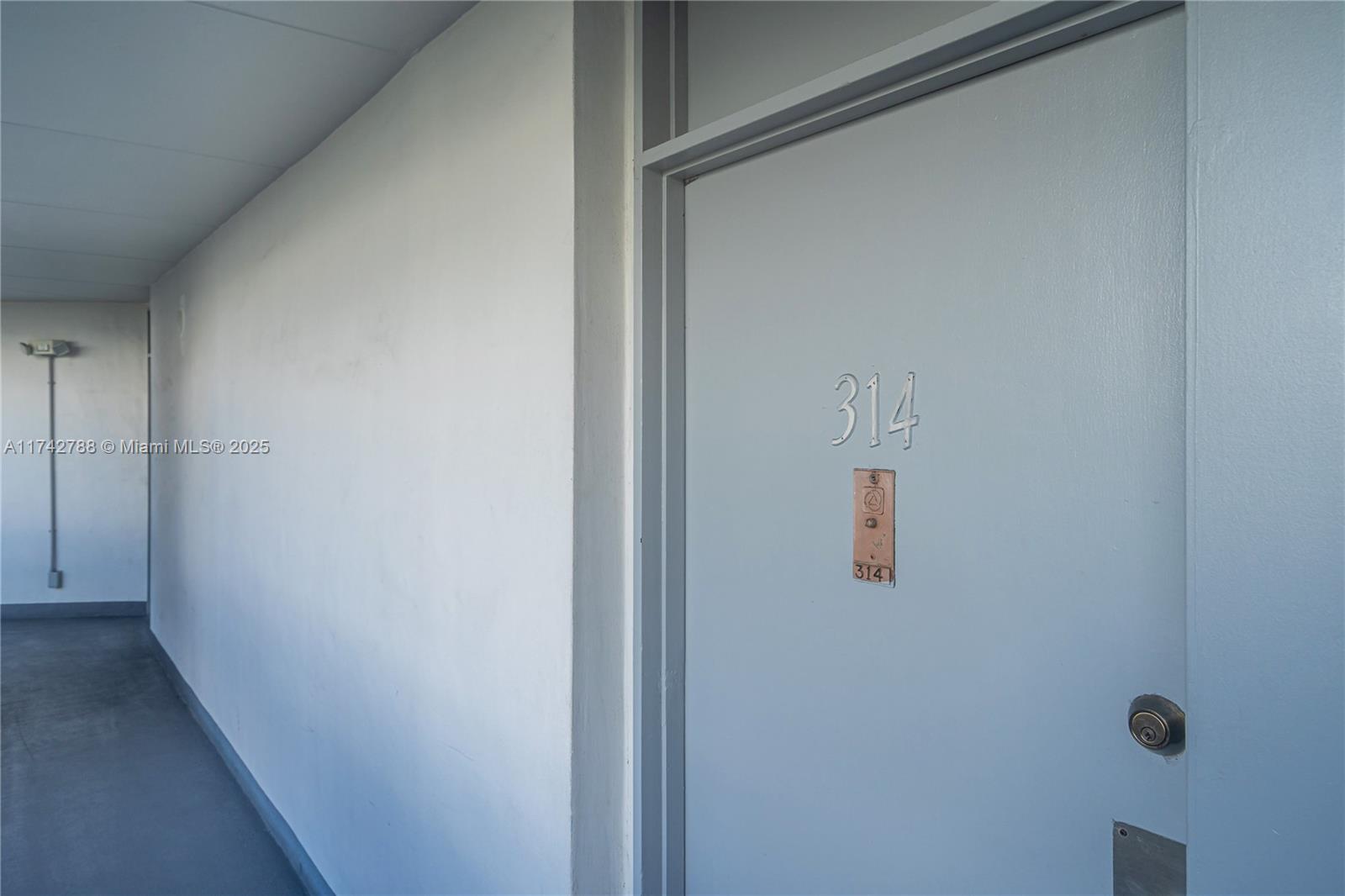 3475 N Country Clb Dr #314 Aventura, FL 33180