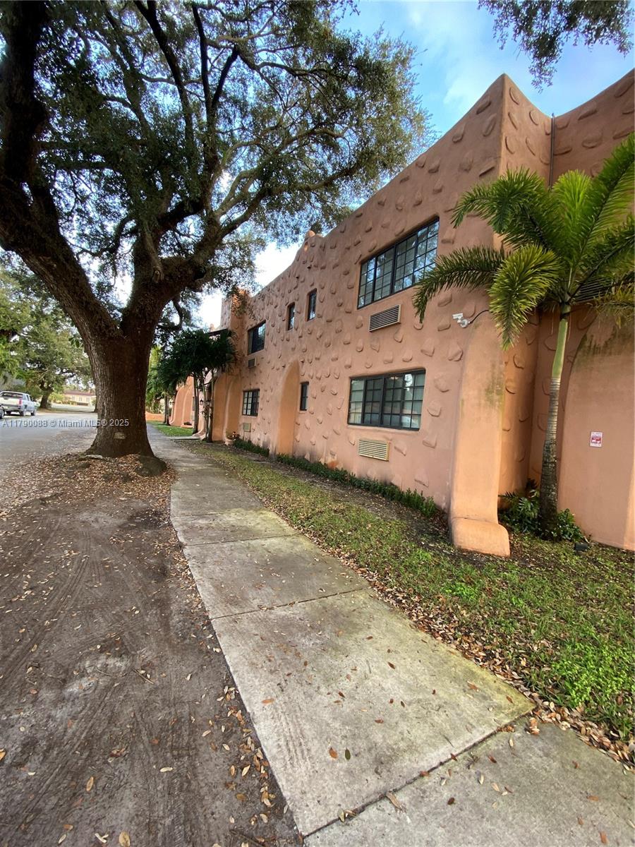 200 Azure Way Miami Springs, FL 33166