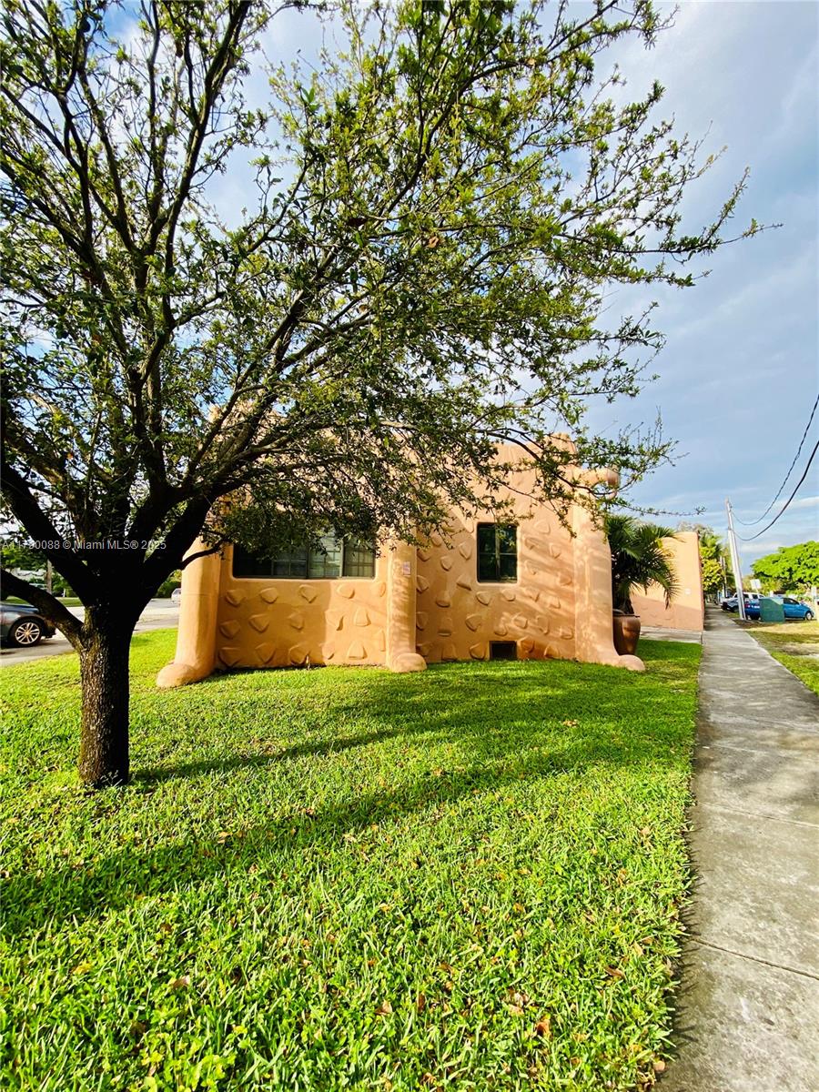 200 Azure Way Miami Springs, FL 33166