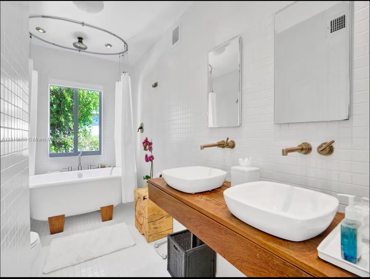 7537 W Treasure Dr North Bay Village, FL 33141