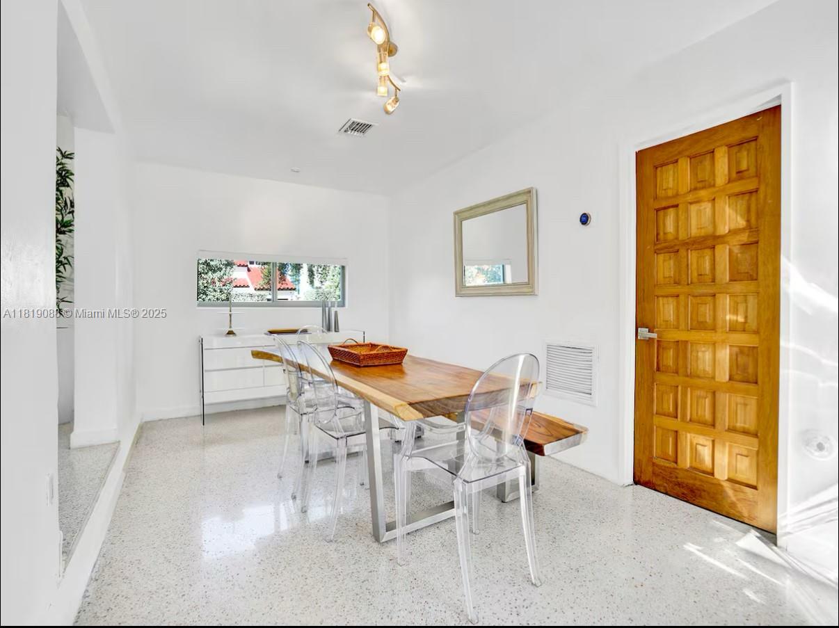 7537 W Treasure Dr North Bay Village, FL 33141