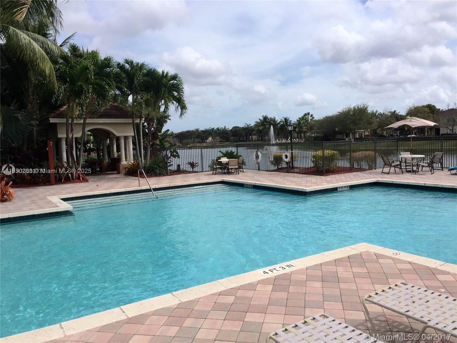 2516 Centergate Dr #305