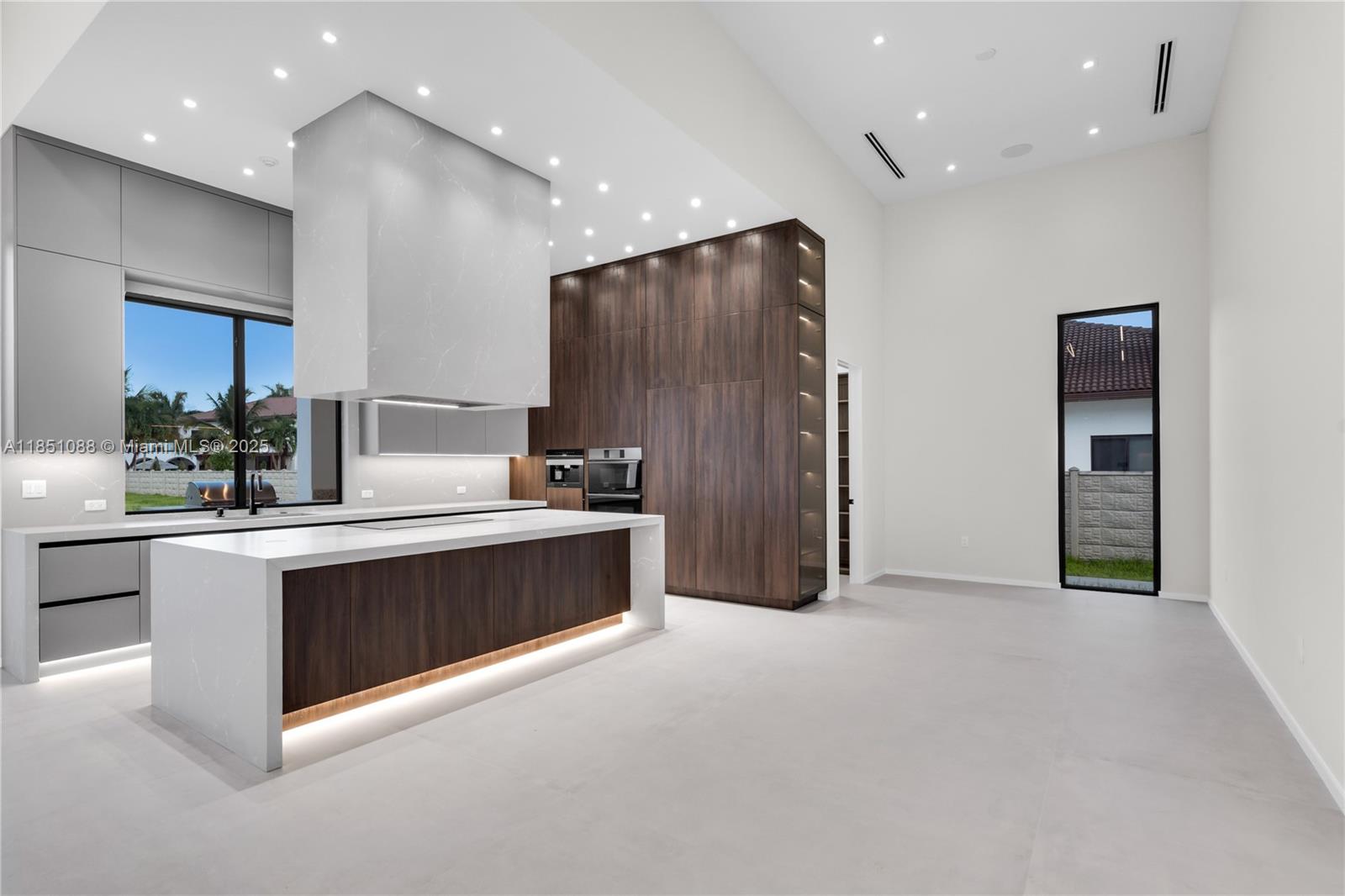 12190 NW 6th St Miami, FL 33182