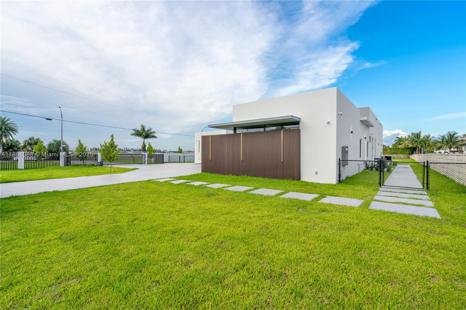 12190 NW 6th St Miami, FL 33182