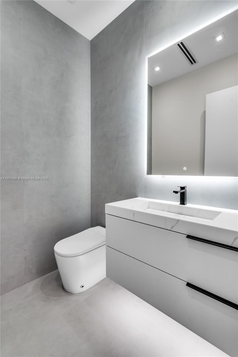 12190 NW 6th St Miami, FL 33182