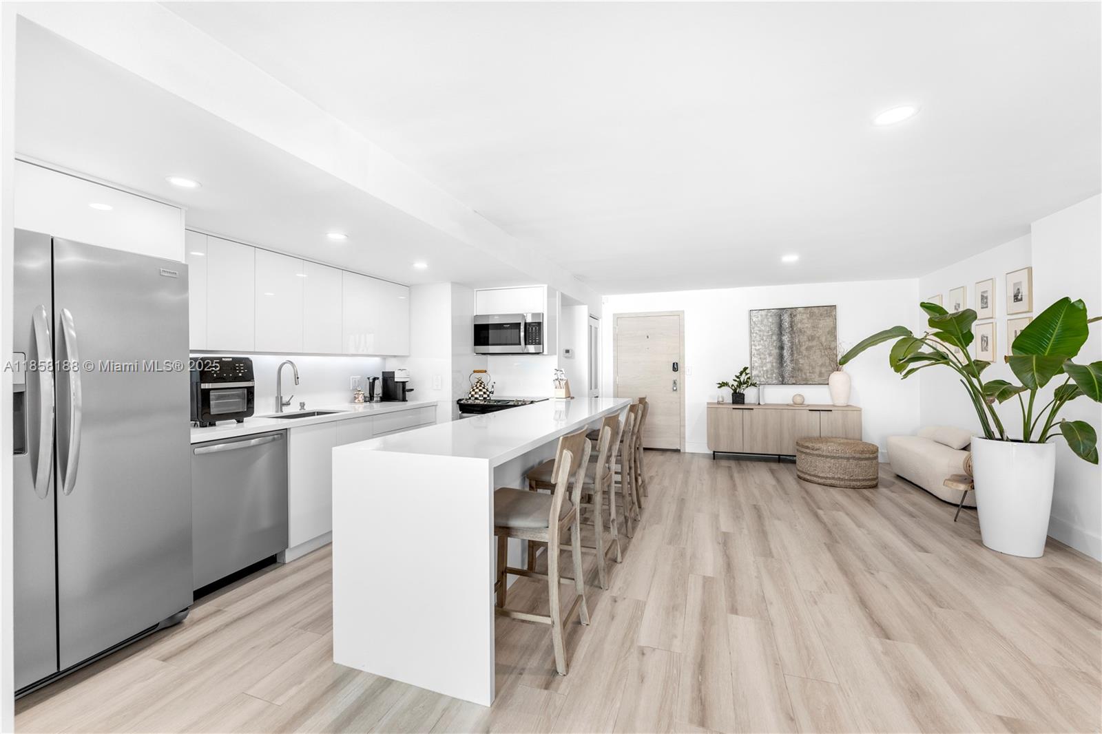 2401 Collins Ave #1510/1511 Miami Beach, FL 33140