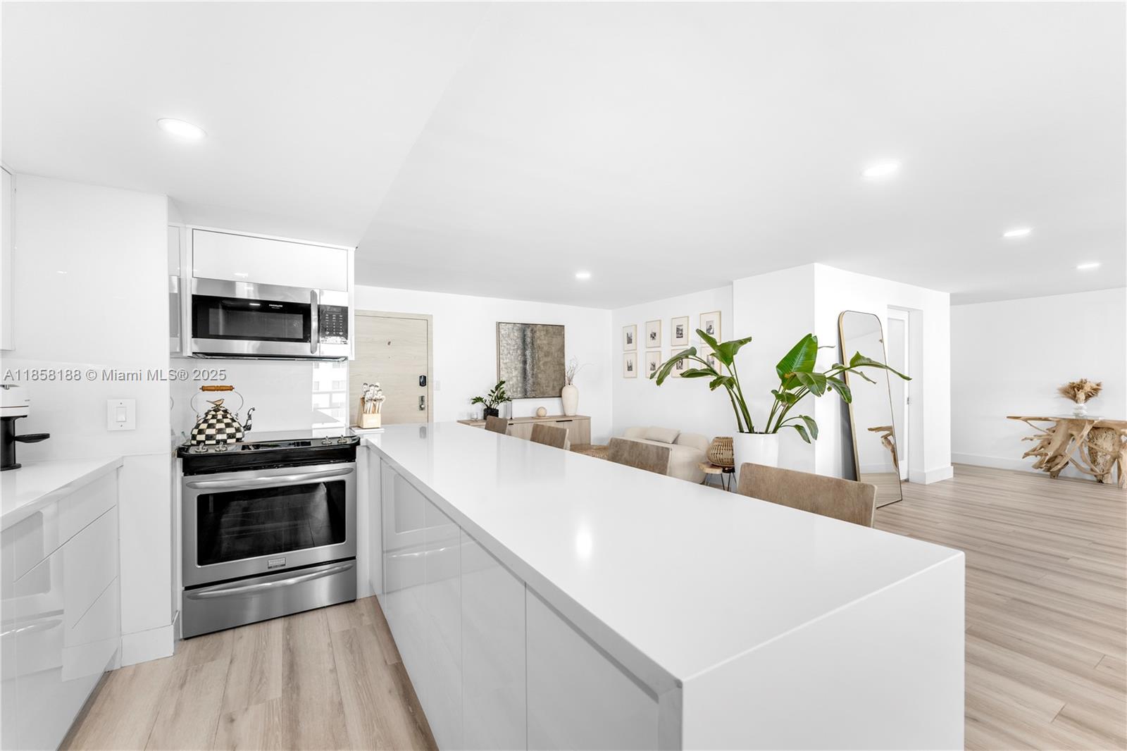 2401 Collins Ave #1510/1511 Miami Beach, FL 33140