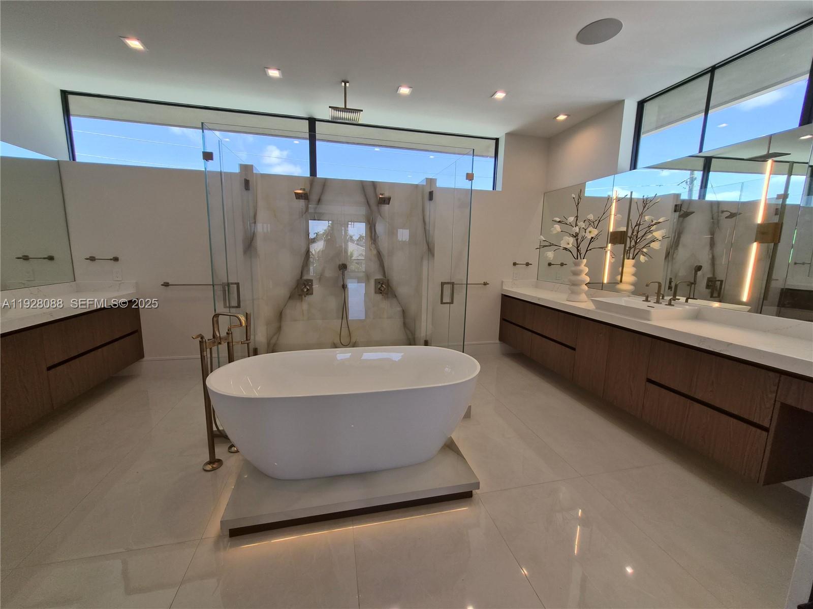 4910 NE 27th Ave Lighthouse Point, FL 33064