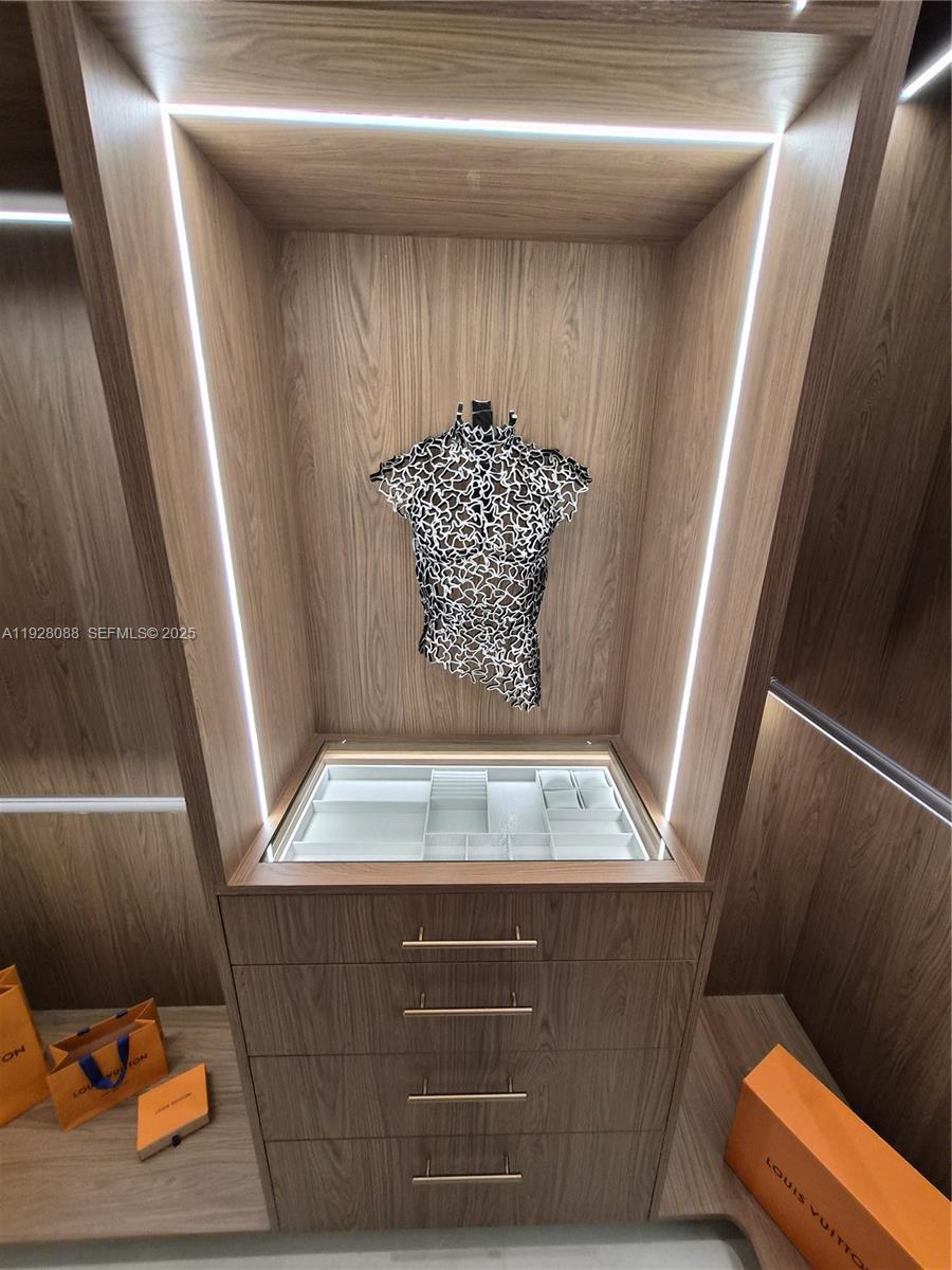 4910 NE 27th Ave Lighthouse Point, FL 33064