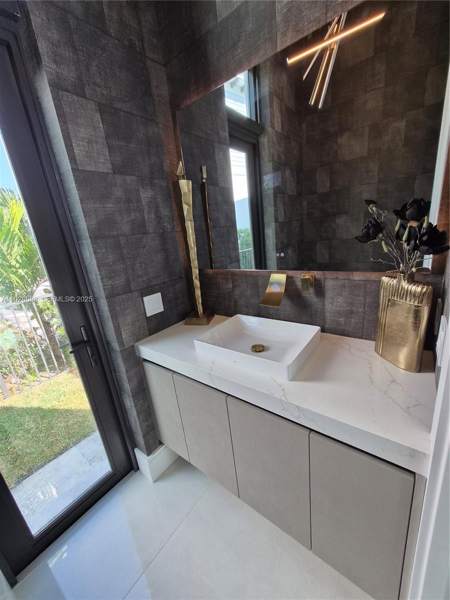 4910 NE 27th Ave Lighthouse Point, FL 33064