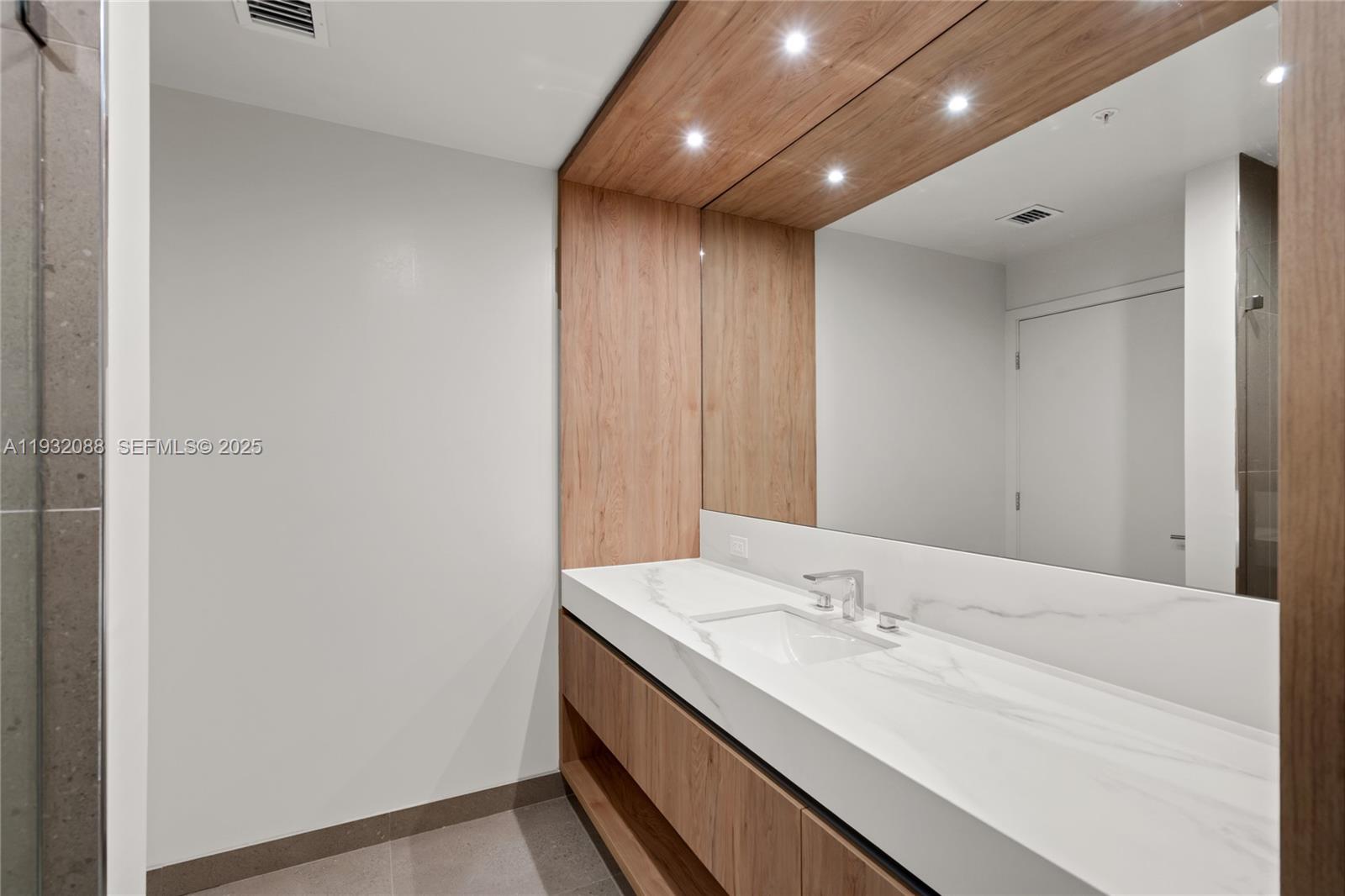 11 NE 6th St #2005 Miami, FL 33132