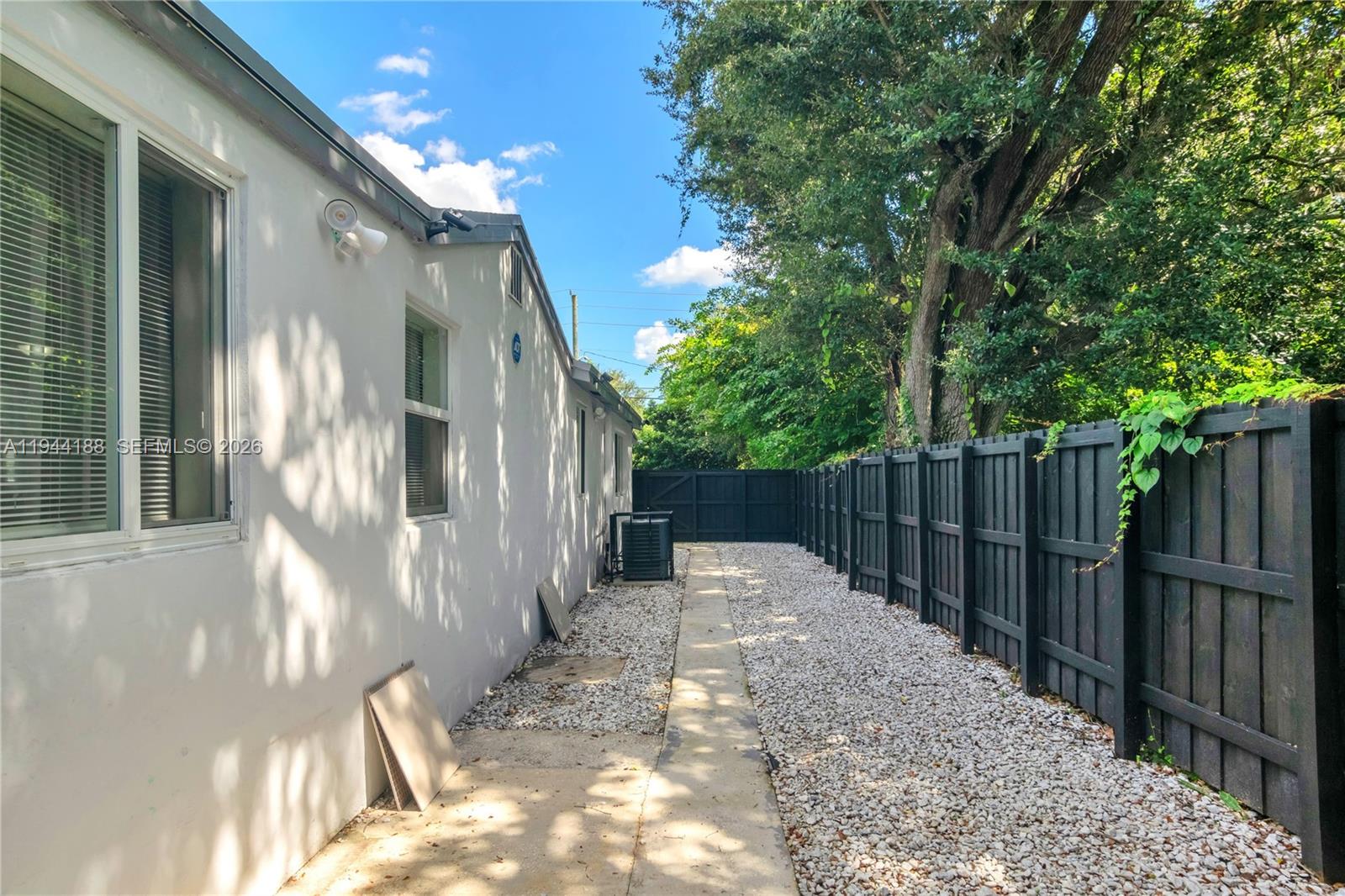 9398 NW 4th Ave Miami, FL 33150