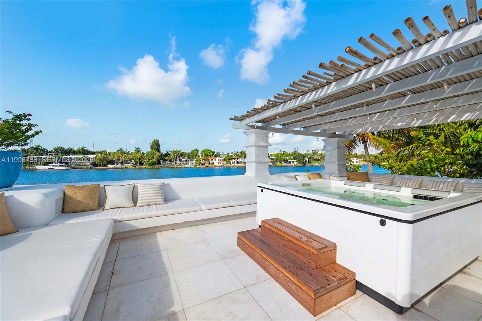 24 S Hibiscus Dr Miami Beach, FL 33139