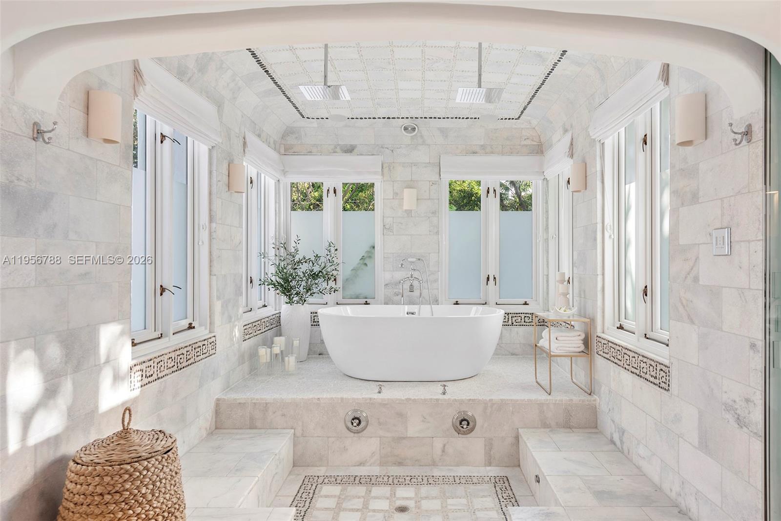 24 S Hibiscus Dr Miami Beach, FL 33139