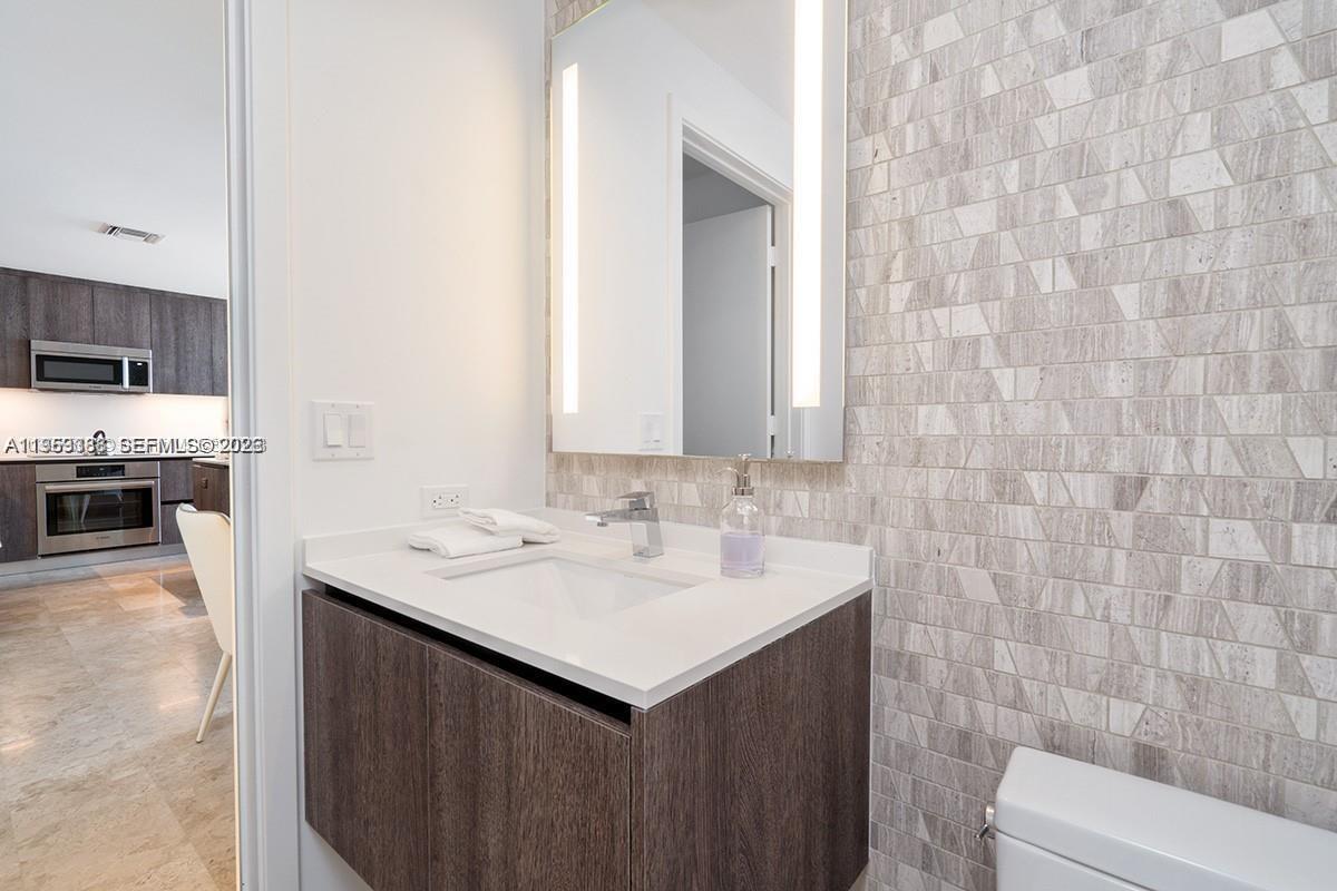 68 SE 6th St #2807 Miami, FL 33131